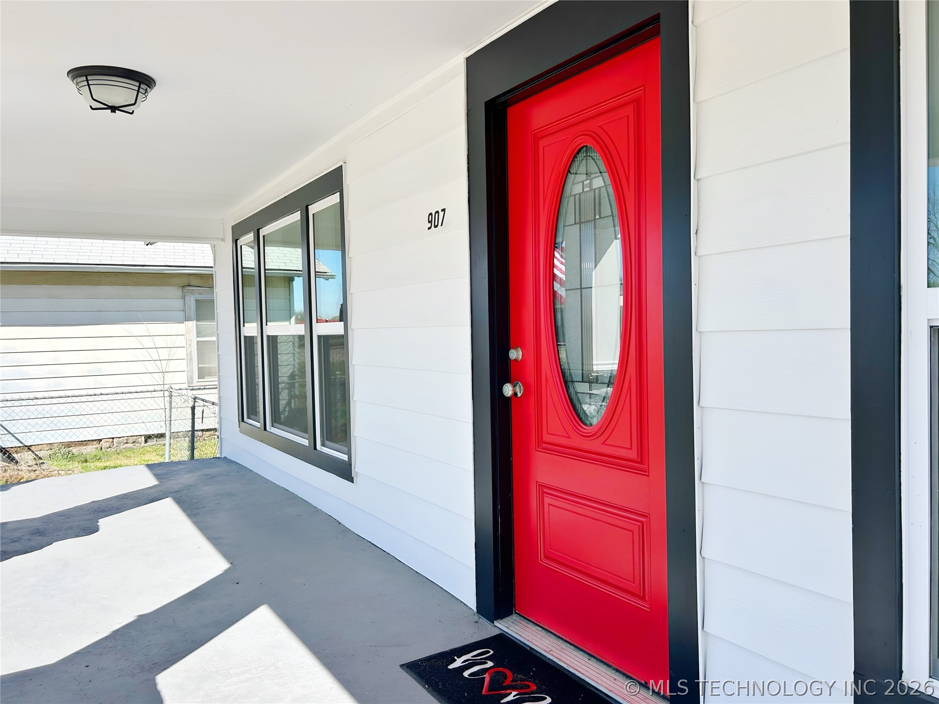 907 E 3rd Street Property Photo 5