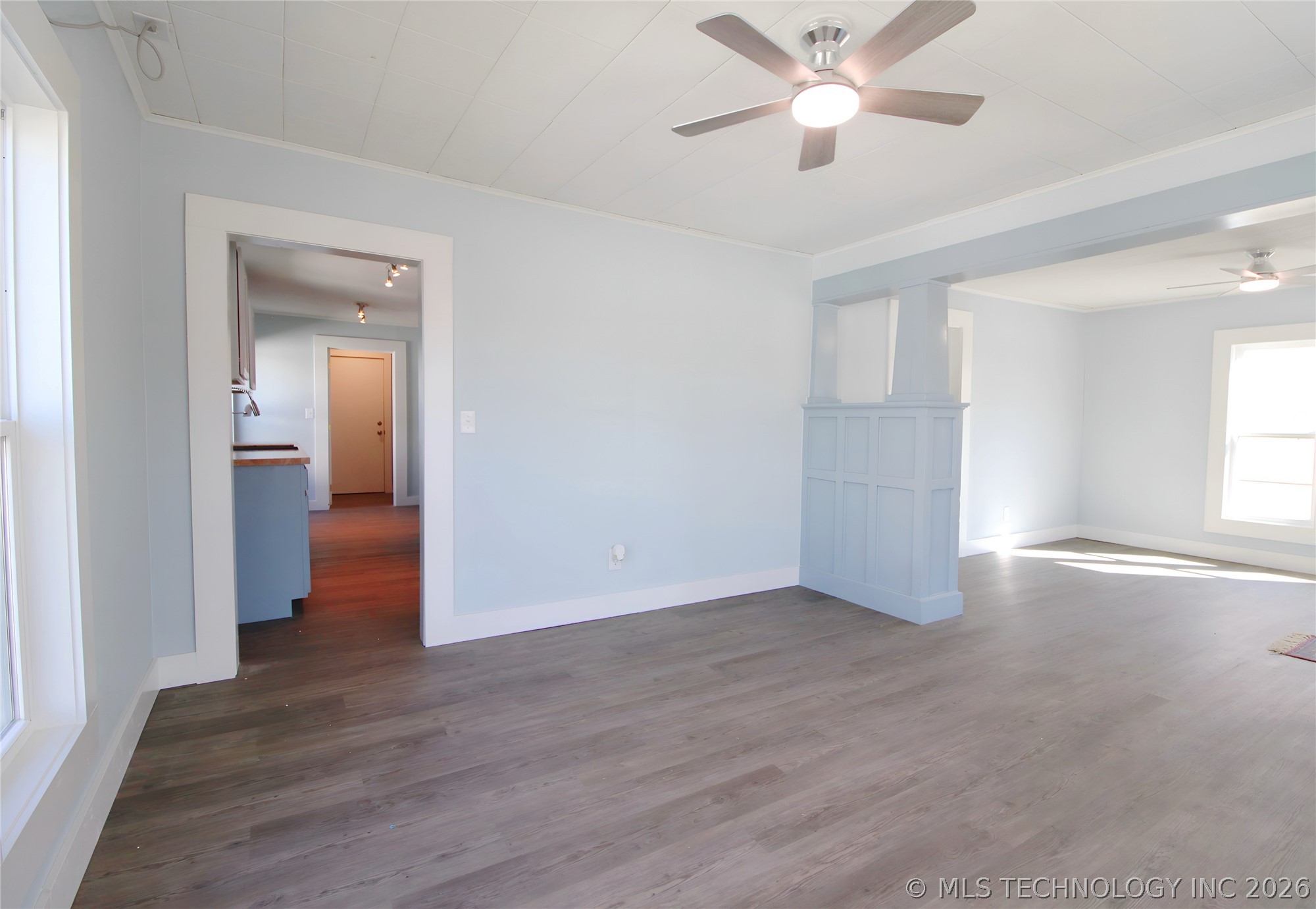 907 E 3rd Street Property Photo 8