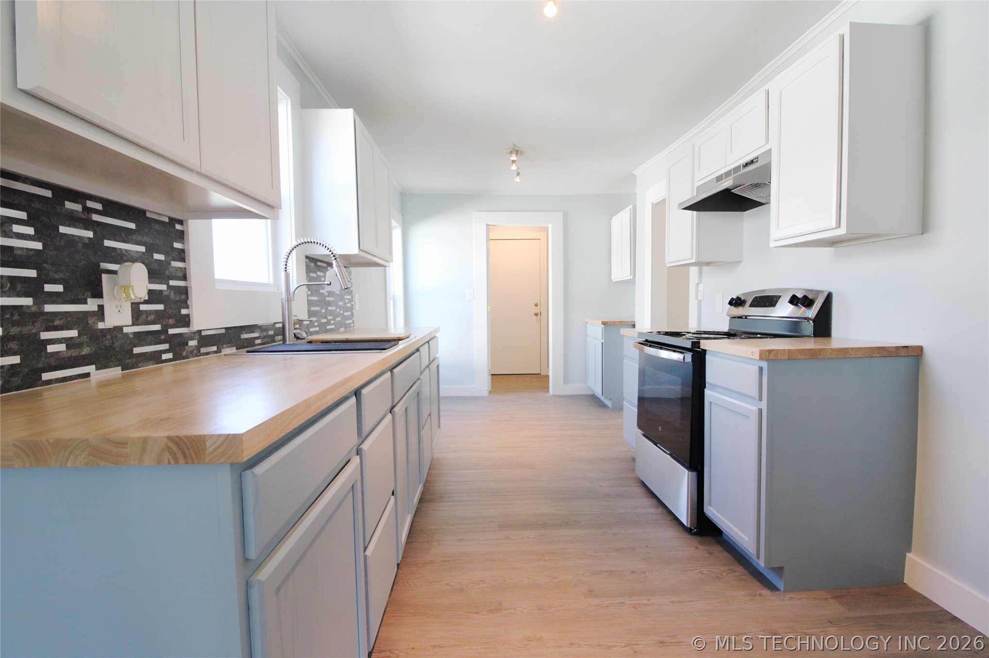 907 E 3rd Street Property Photo 9