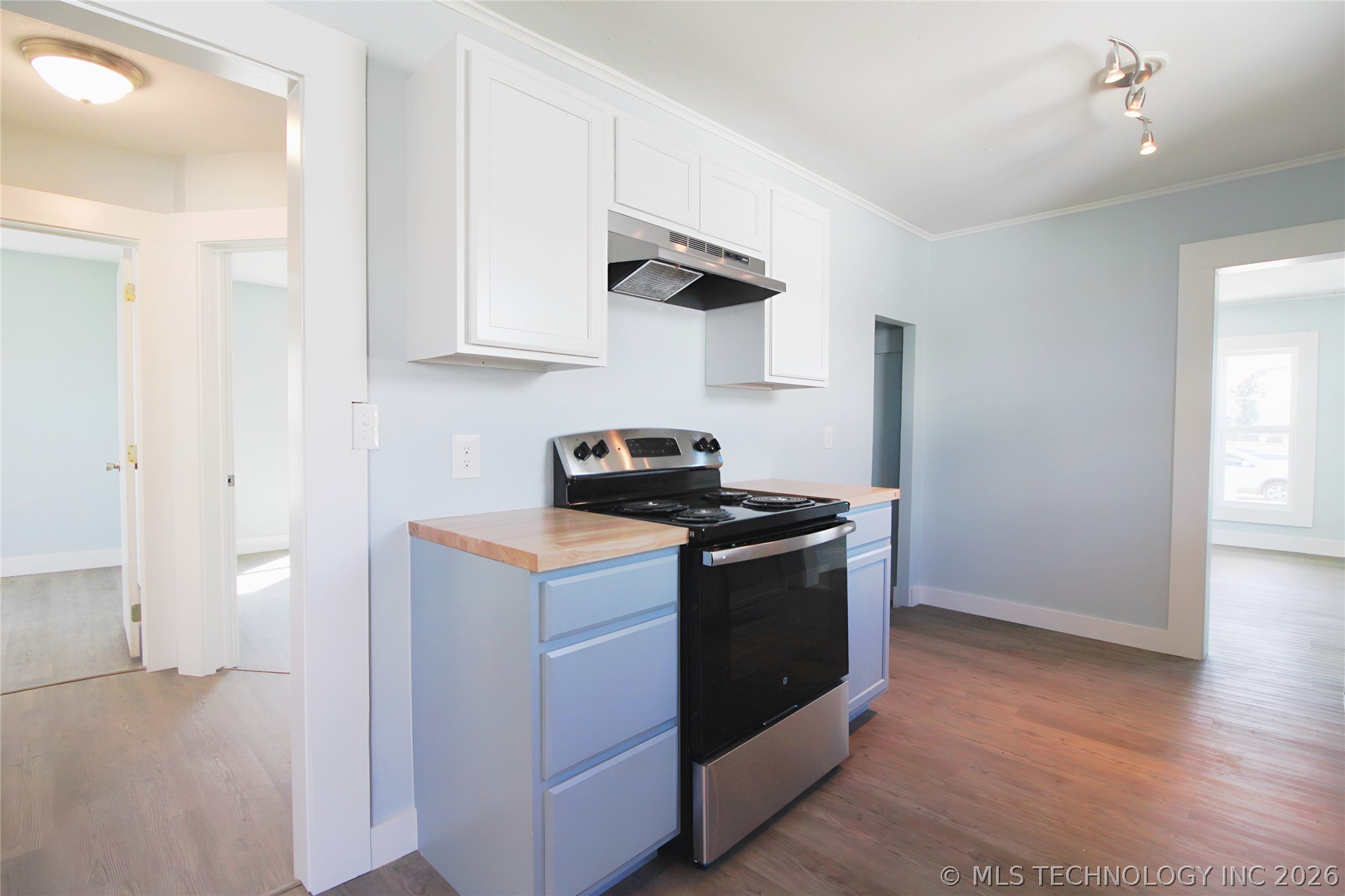 907 E 3rd Street Property Photo 11