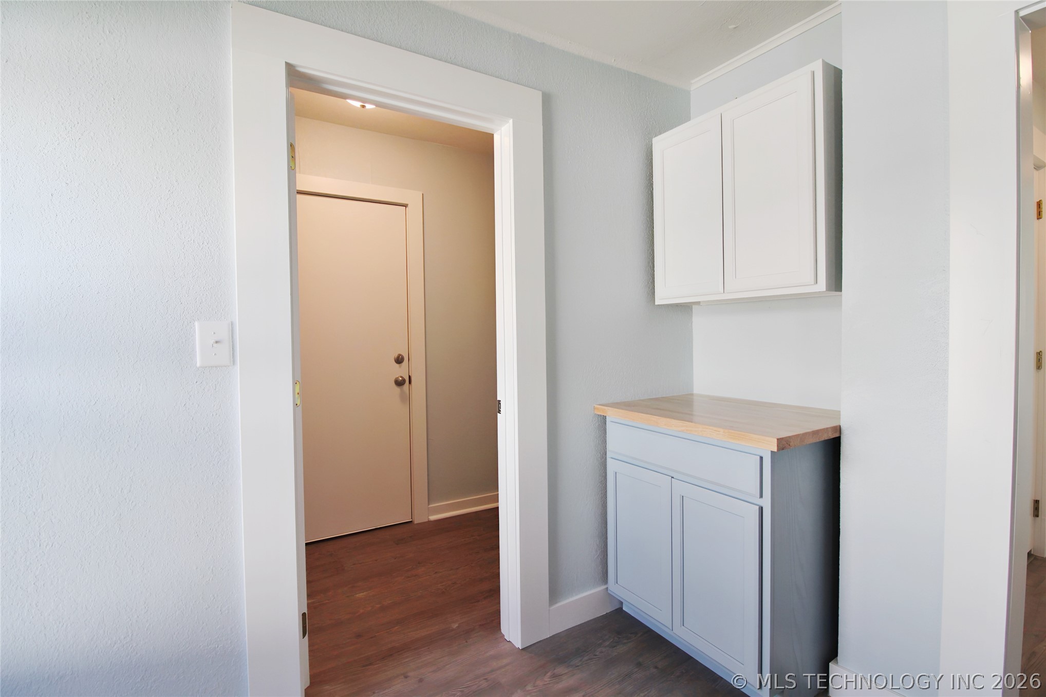 907 E 3rd Street Property Photo 12