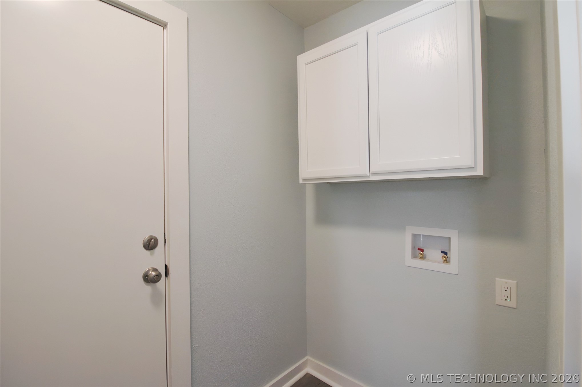 907 E 3rd Street Property Photo 13