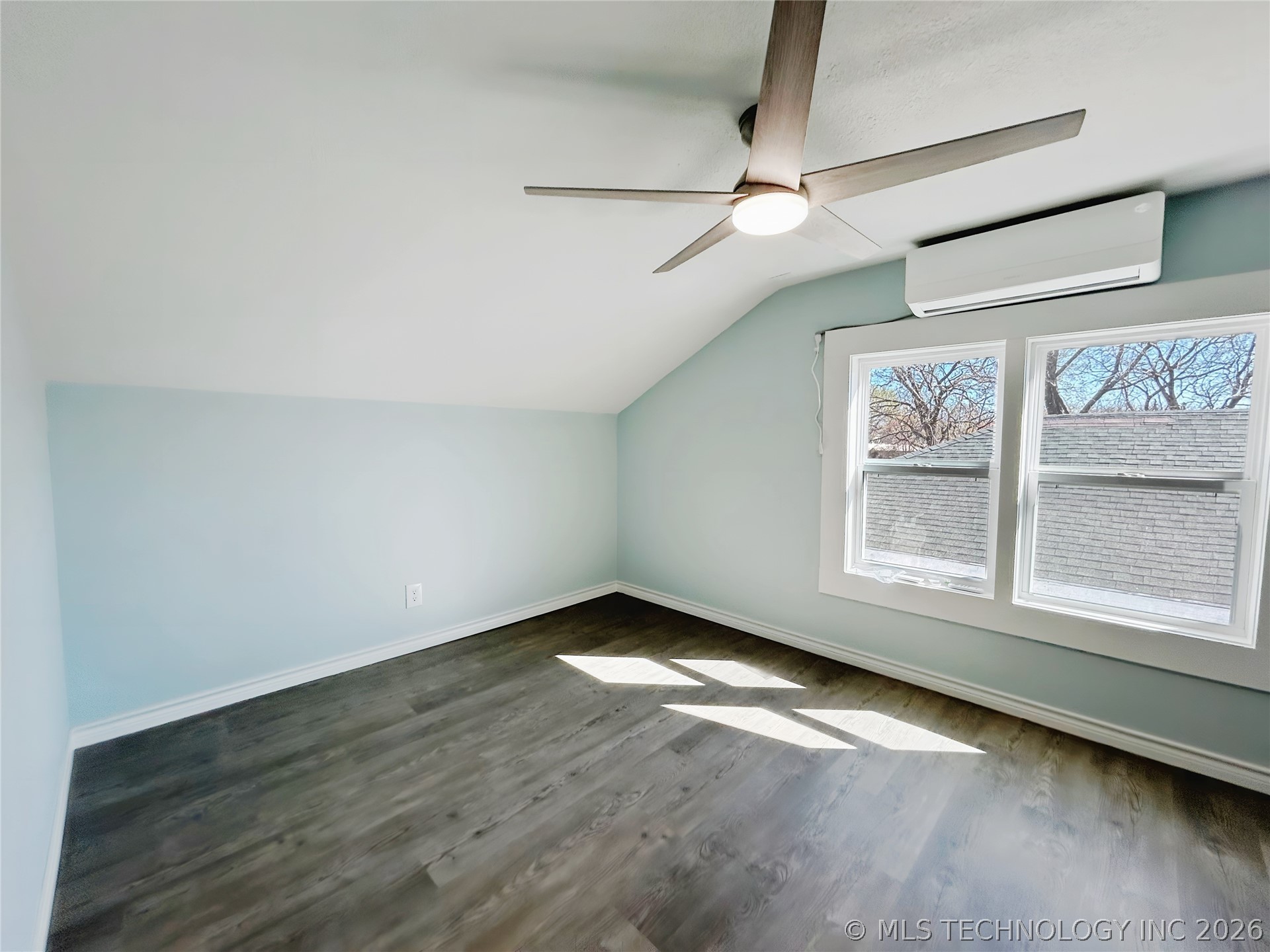 907 E 3rd Street Property Photo 24