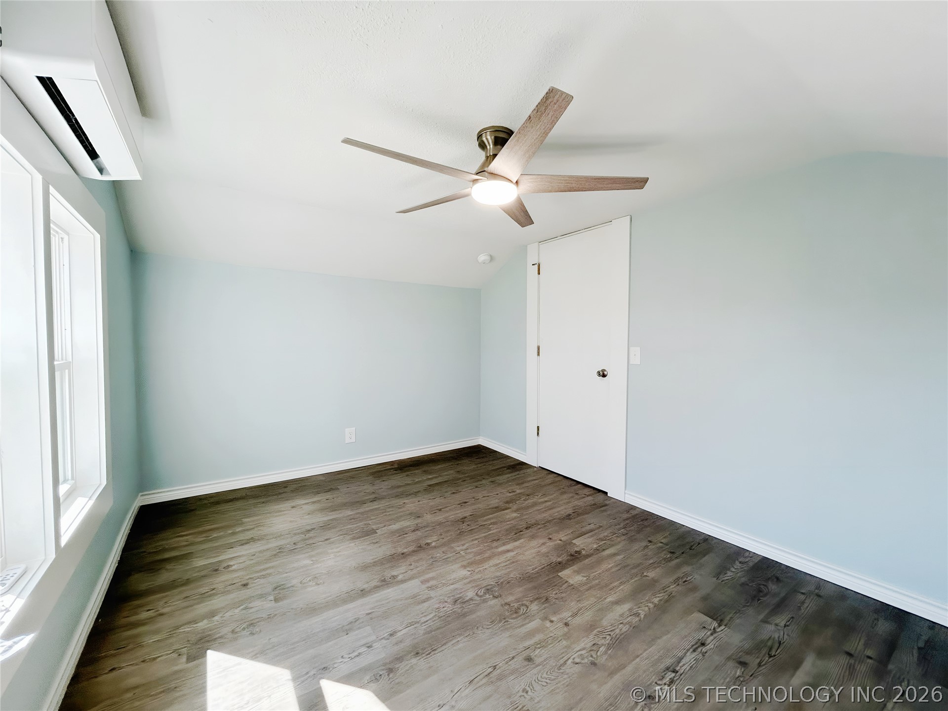 907 E 3rd Street Property Photo 25