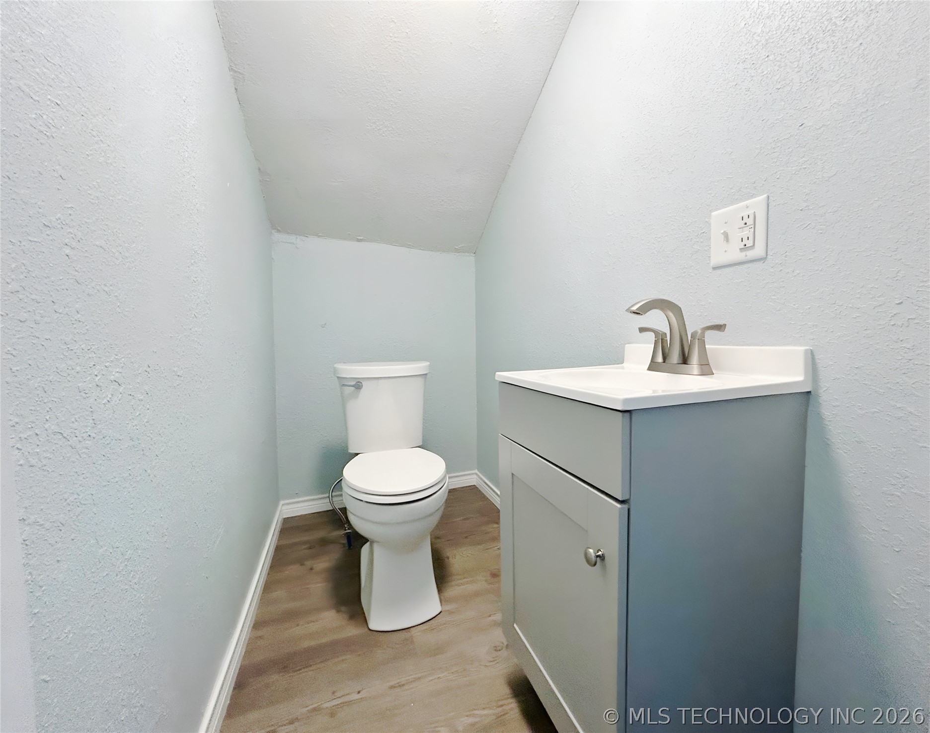 907 E 3rd Street Property Photo 26