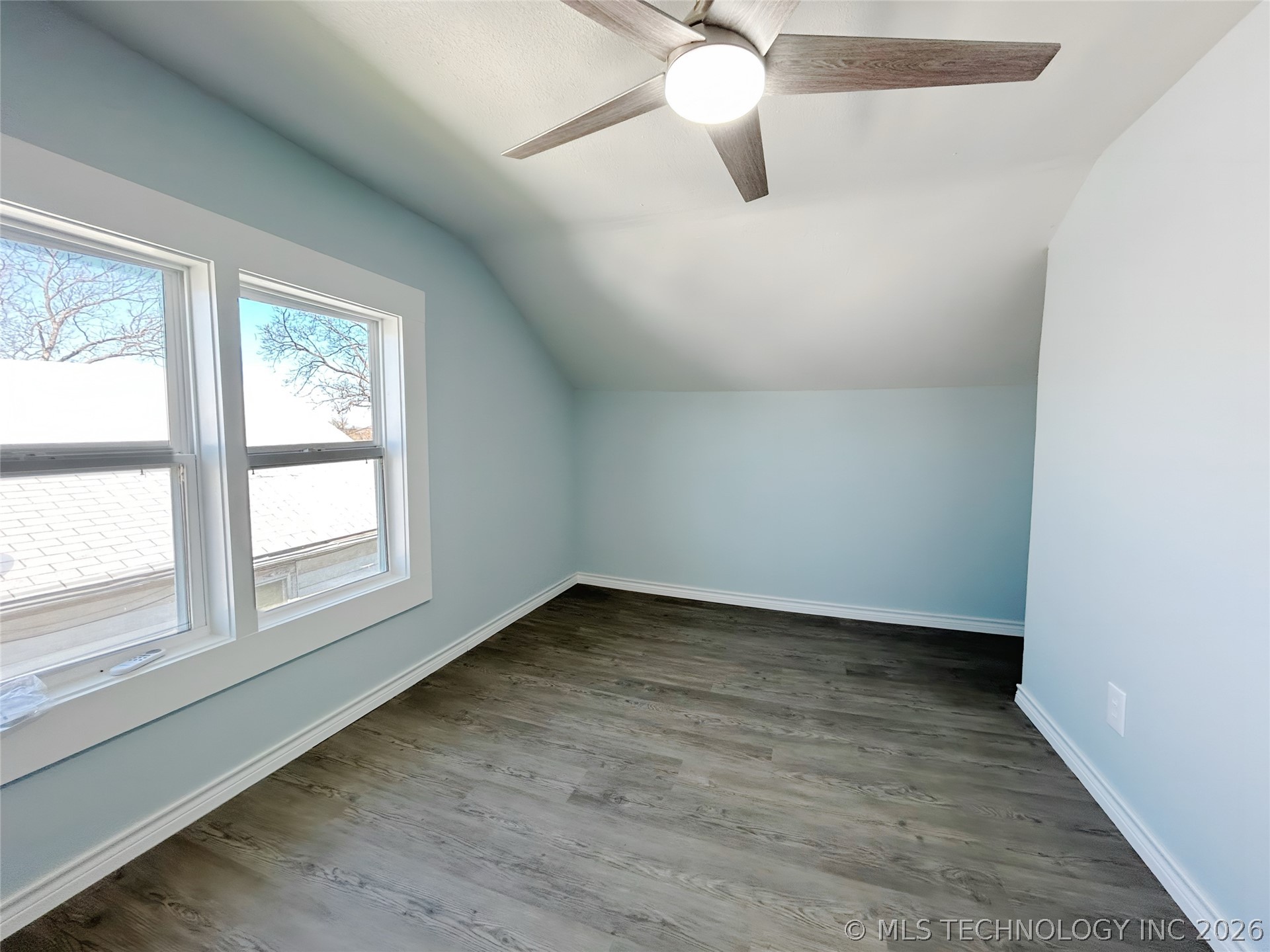 907 E 3rd Street Property Photo 27