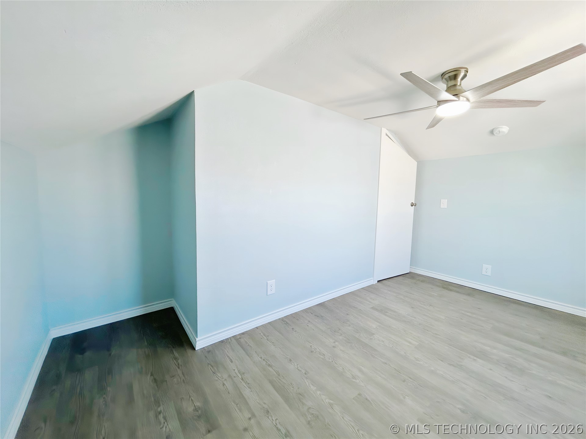 907 E 3rd Street Property Photo 28