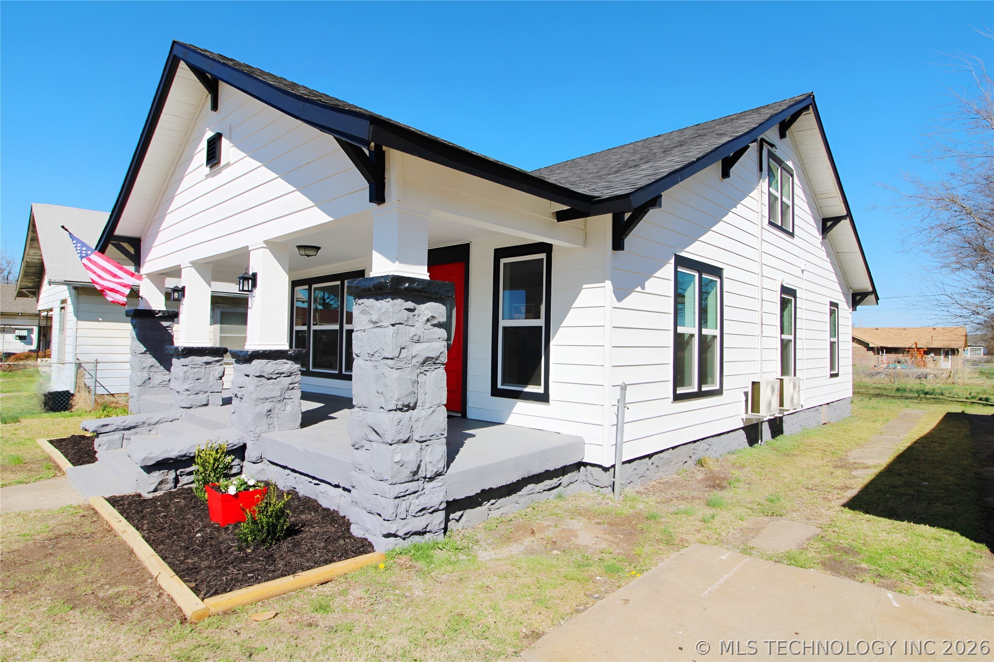 907 E 3rd Street Property Photo 29