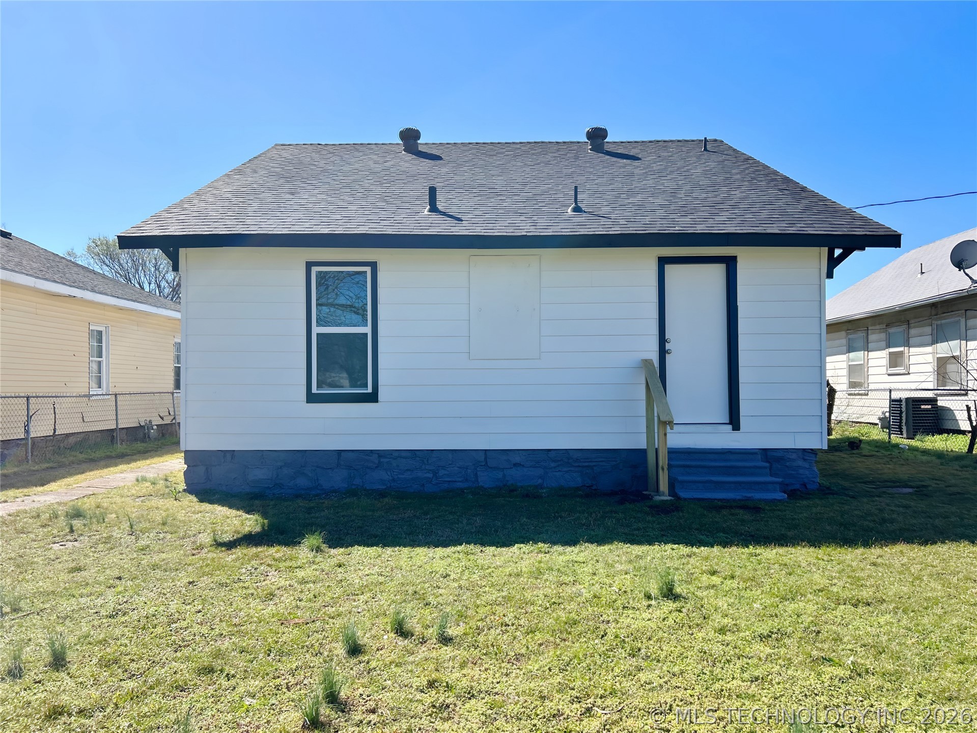 907 E 3rd Street Property Photo 32
