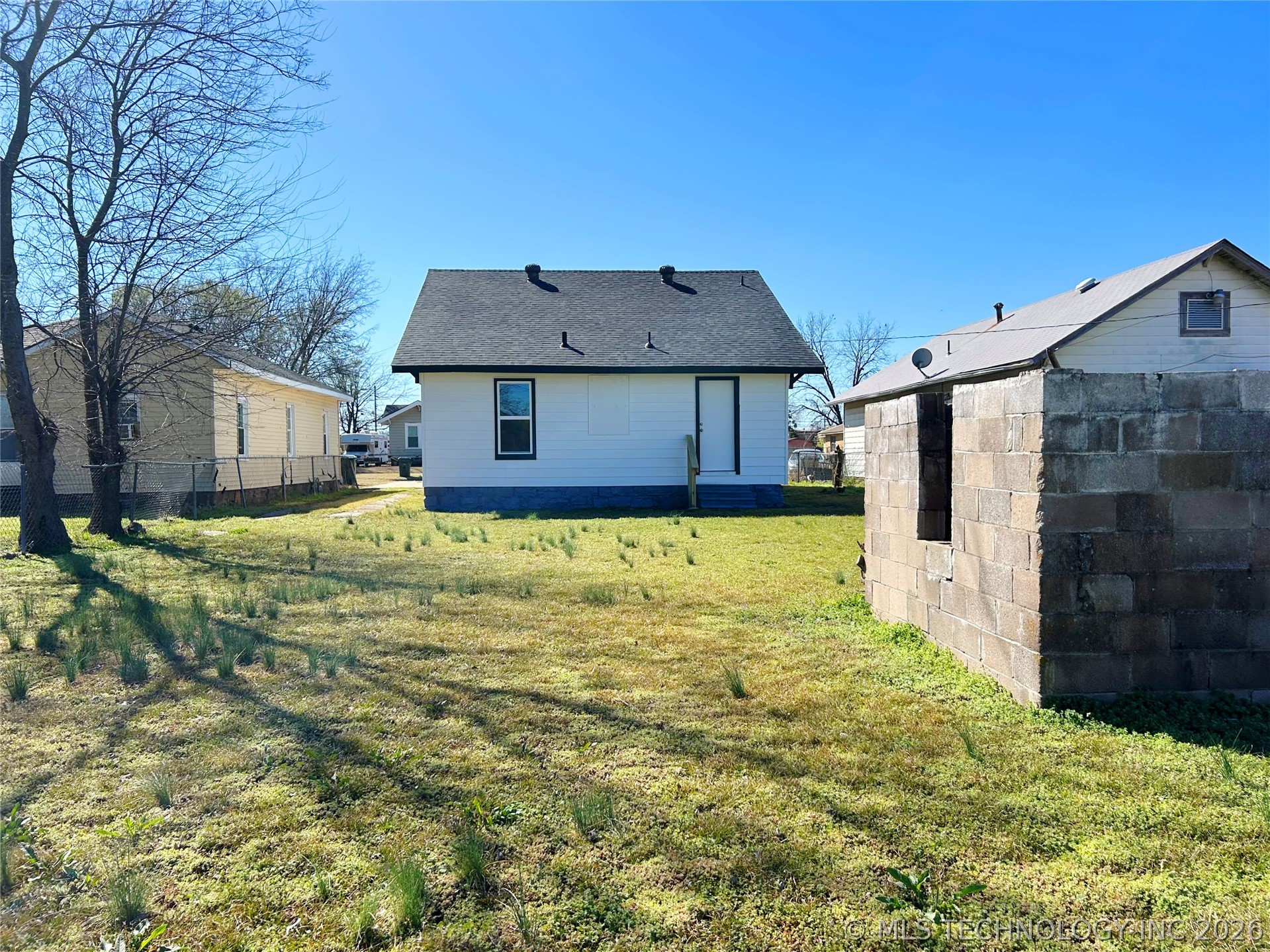 907 E 3rd Street Property Photo 34