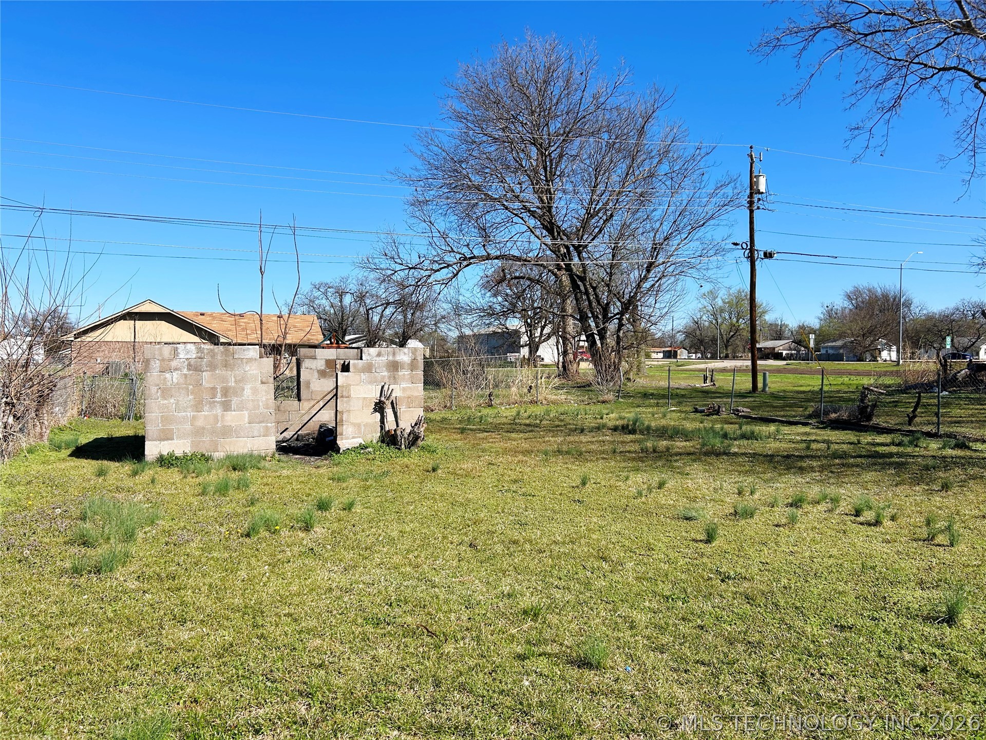907 E 3rd Street Property Photo 36