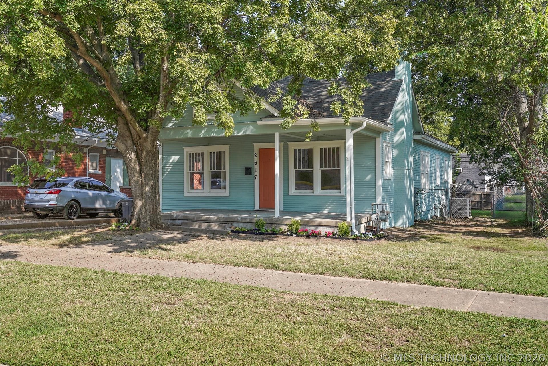 2617 E 10th Street Property Photo 2