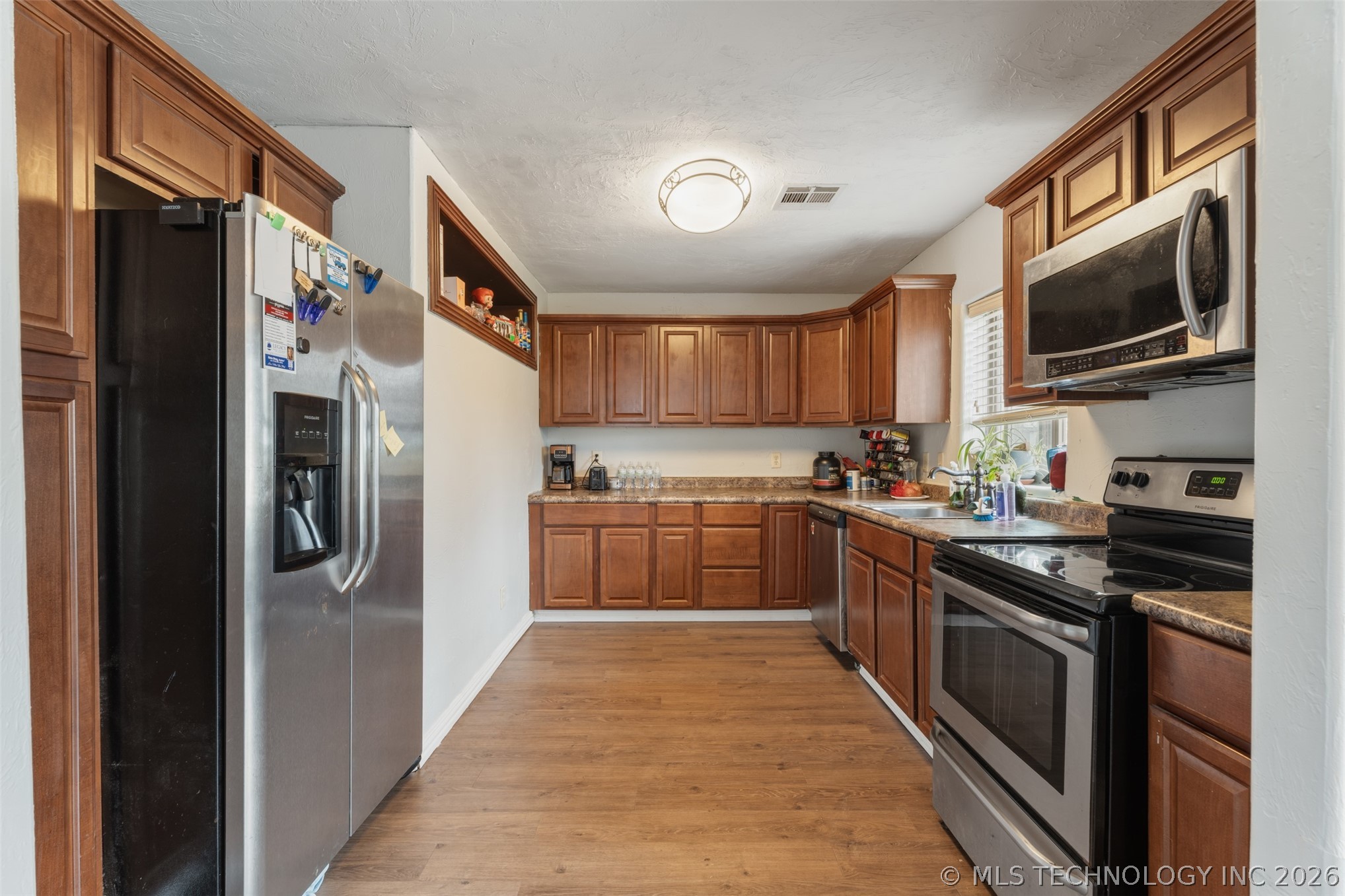 215 E 7th Property Photo 11