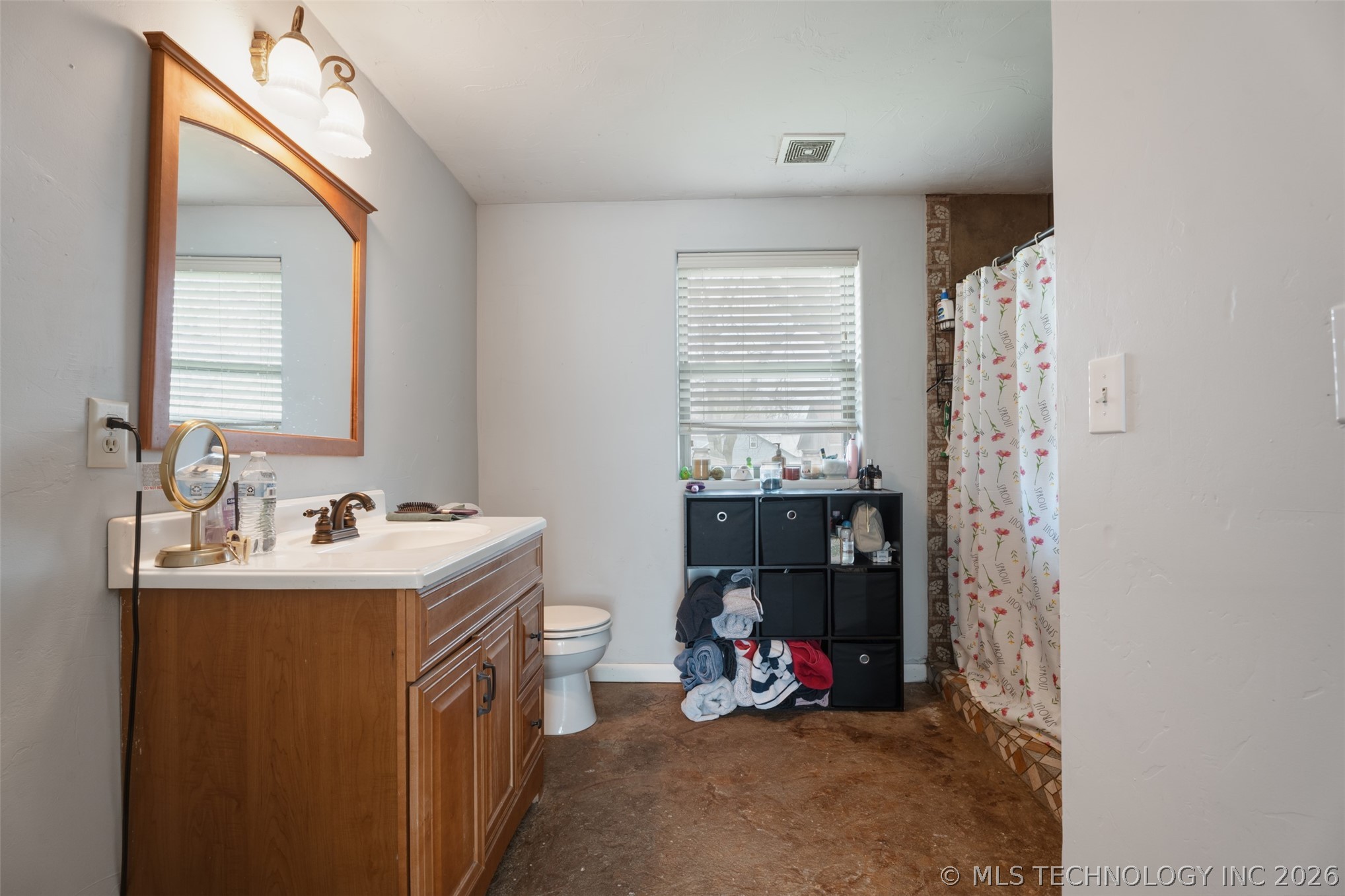 215 E 7th Property Photo 16