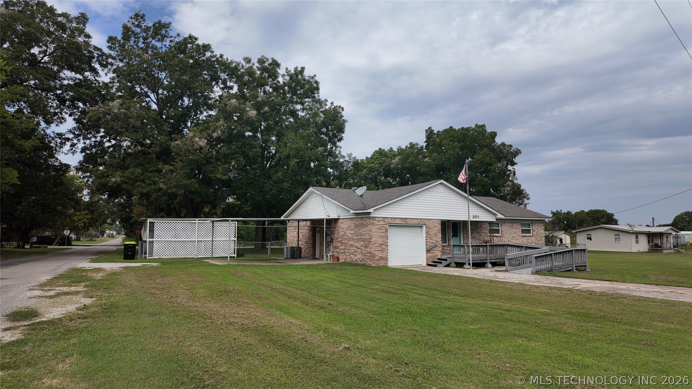 301 N County Line Property Photo 2