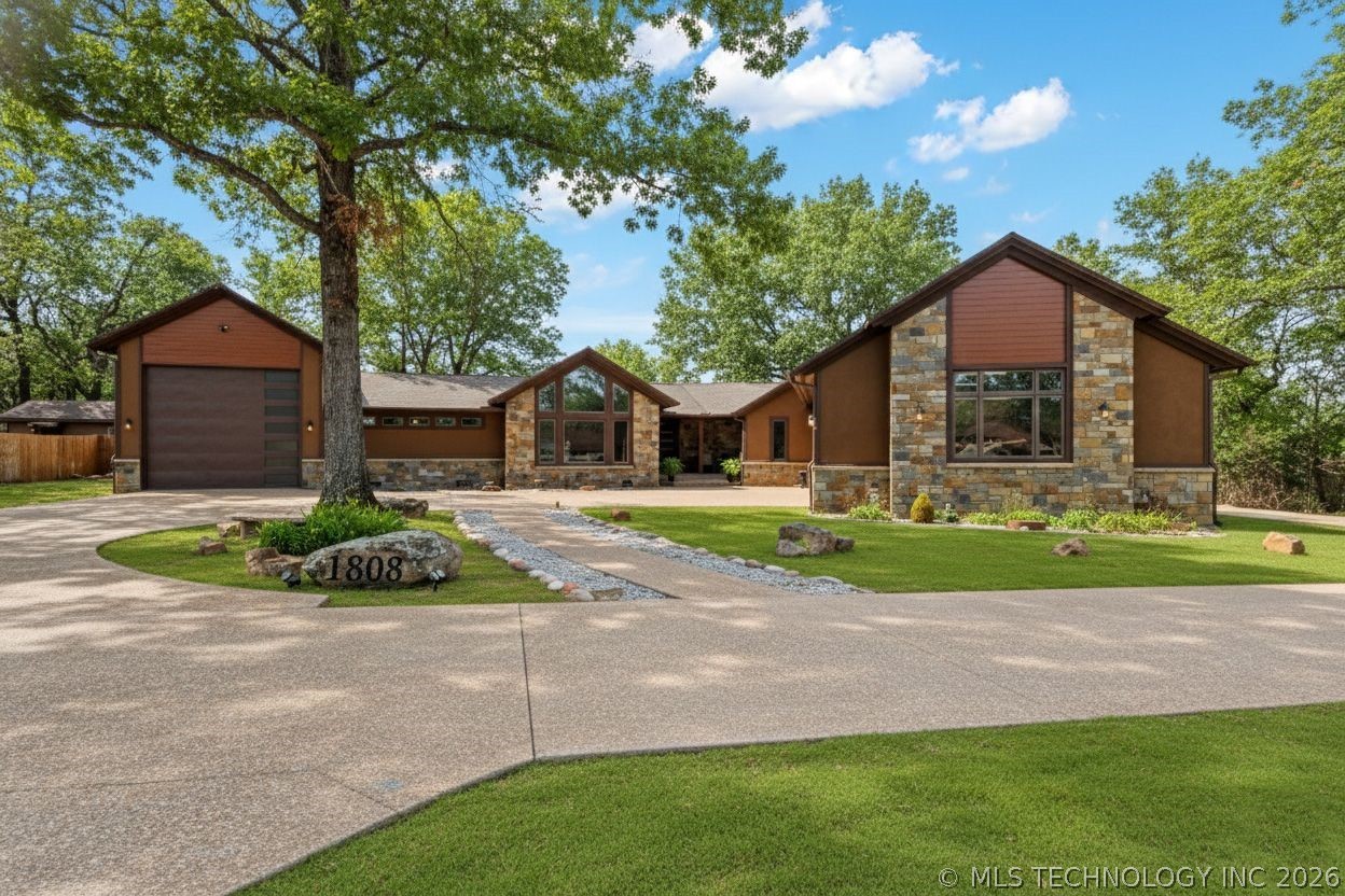 1808 Queens Way Property Photo 1