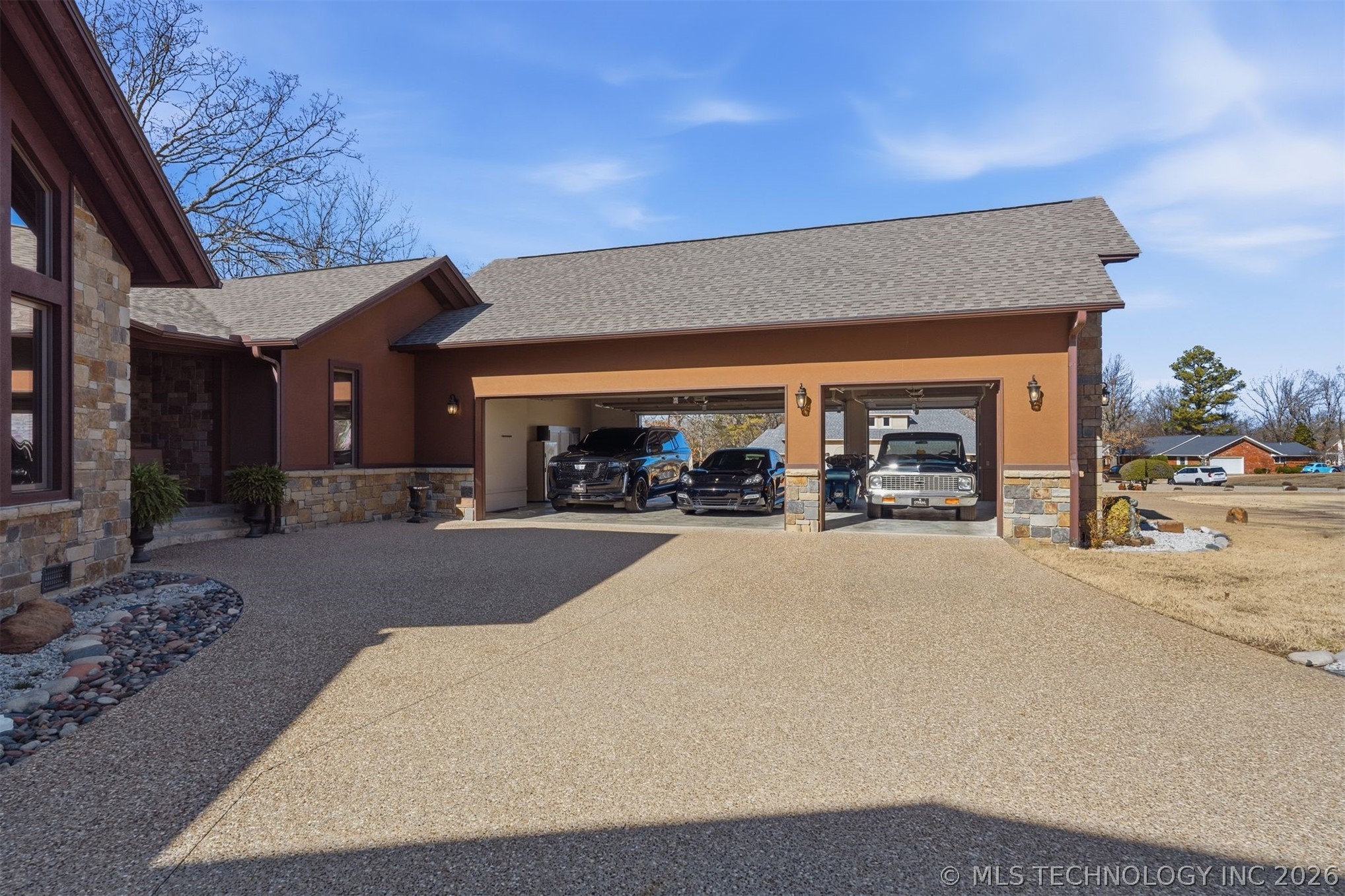 1808 Queens Way Property Photo 4