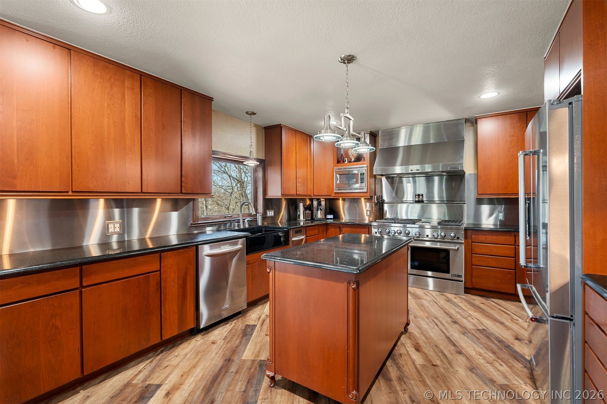 1808 Queens Way Property Photo 7