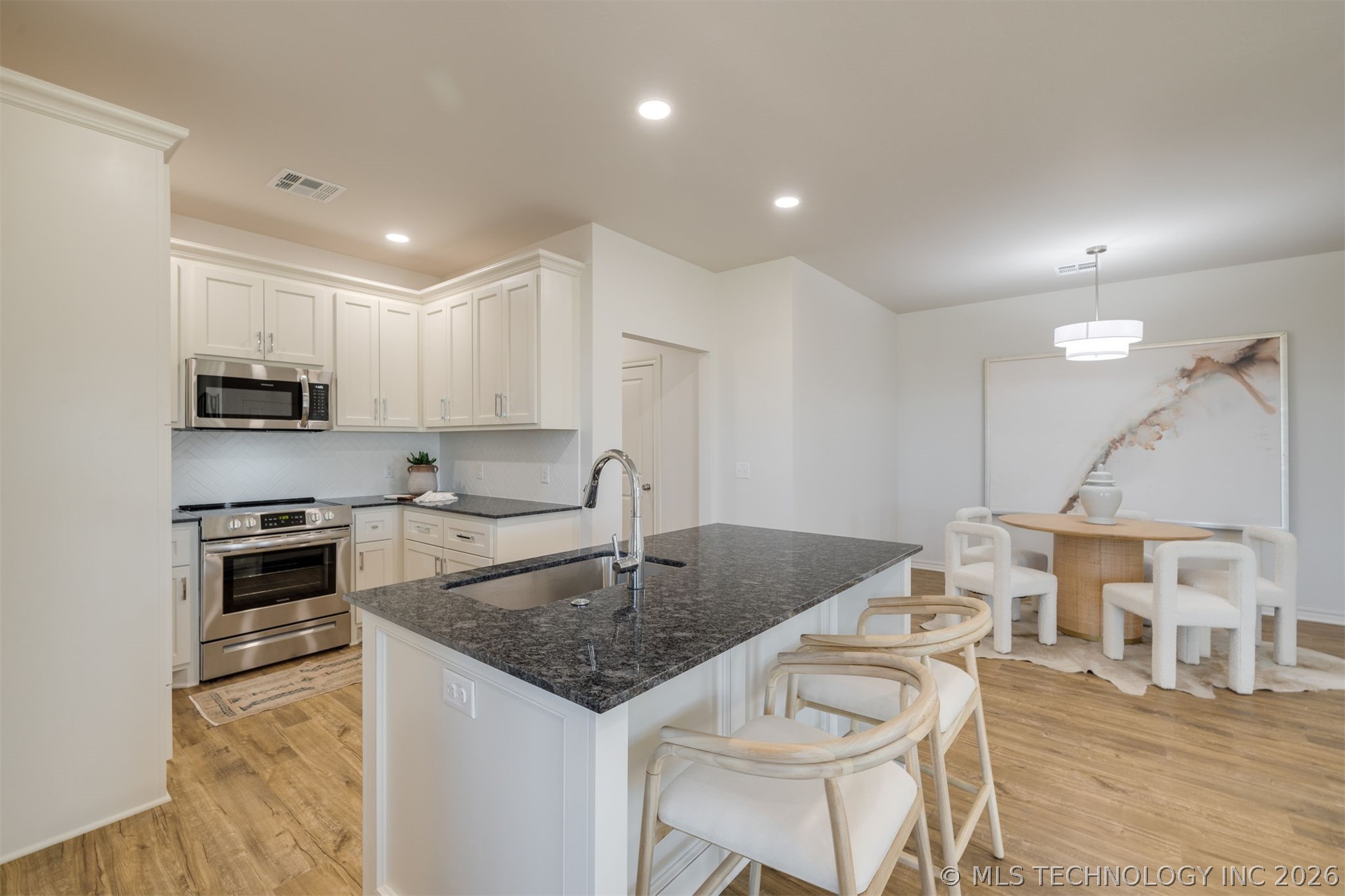 1010 Lovers Lane Property Photo 11