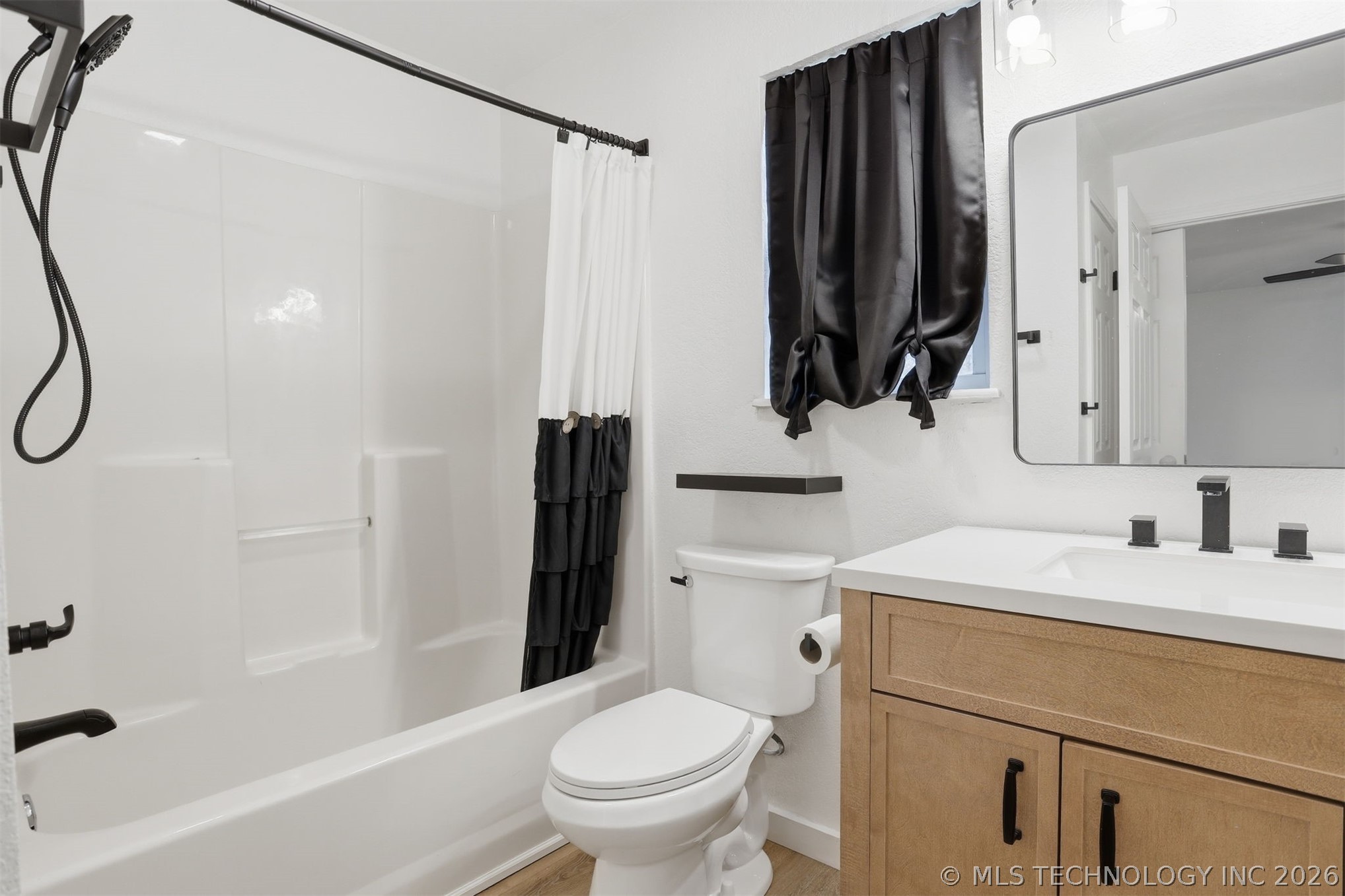 559 E 4th Street Property Photo 14