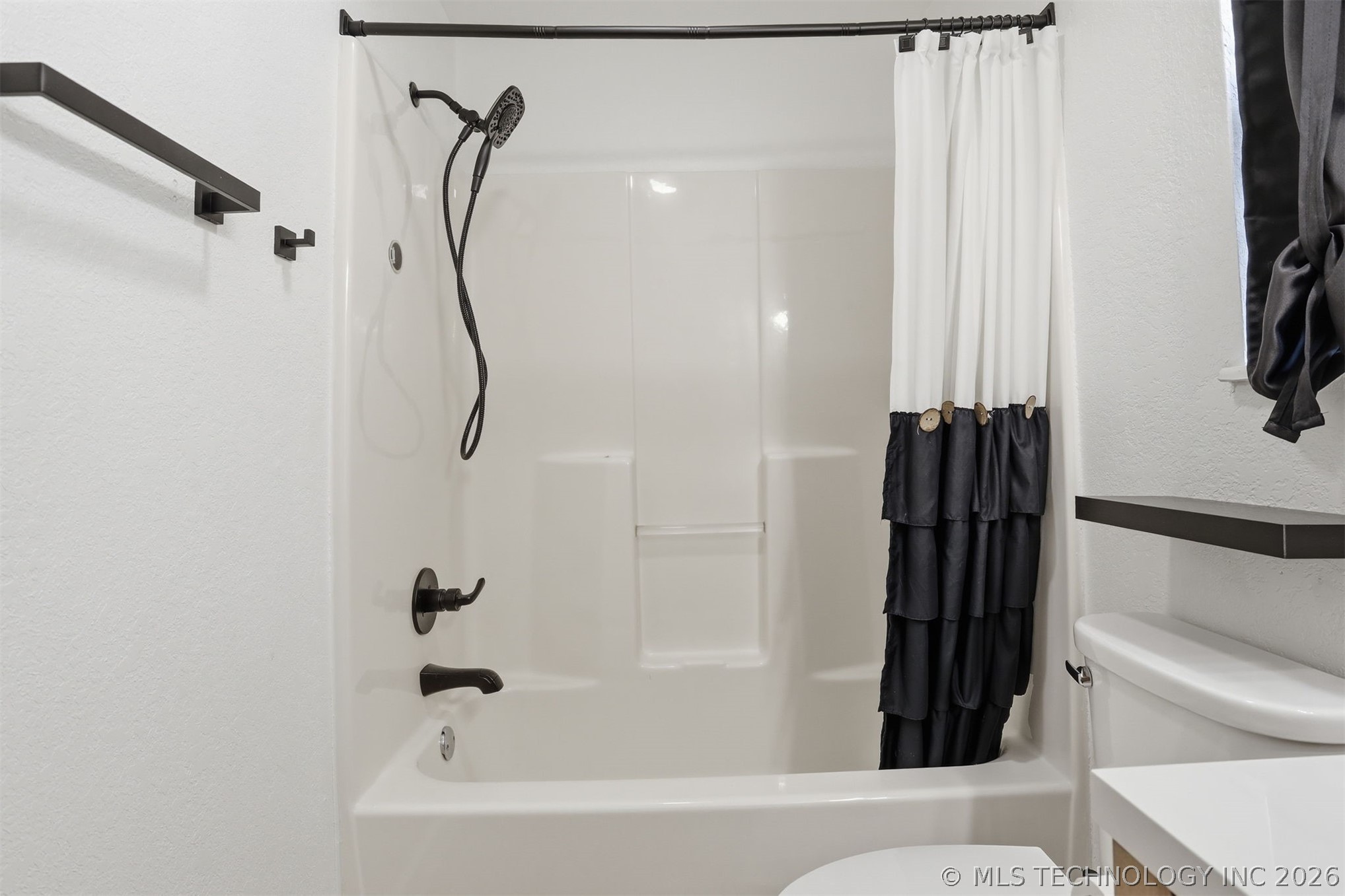 559 E 4th Street Property Photo 15