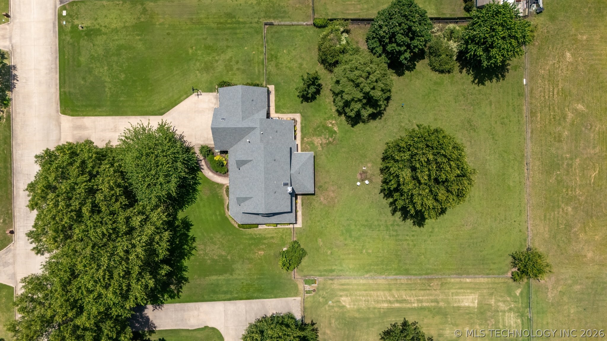 1805 Ne Oakridge Drive Property Photo 6