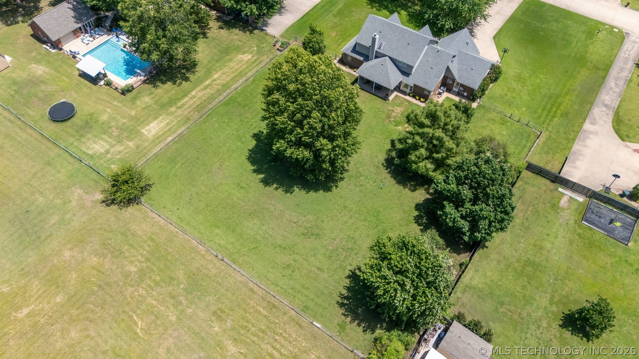 1805 Ne Oakridge Drive Property Photo 8