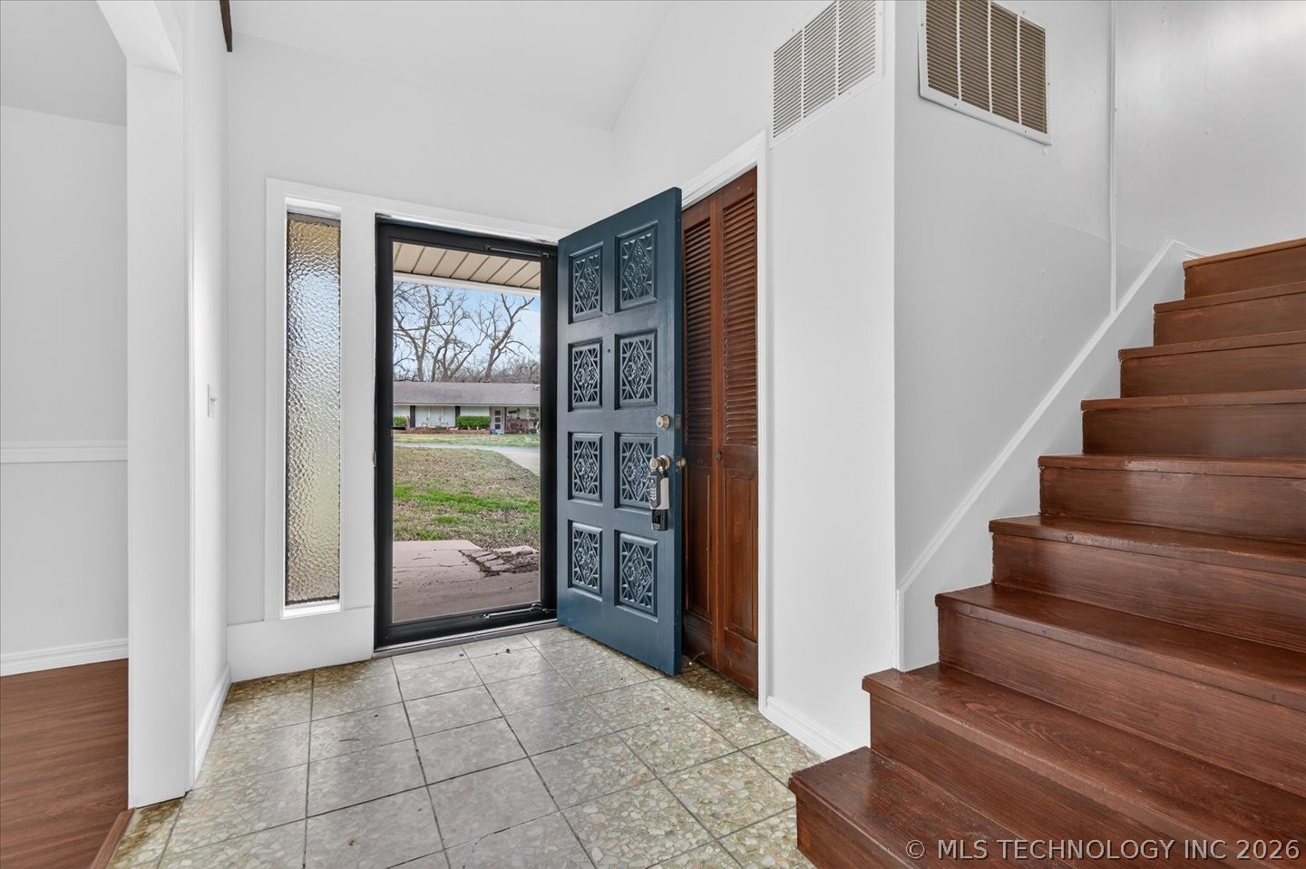 837 Winding Way Property Photo 3
