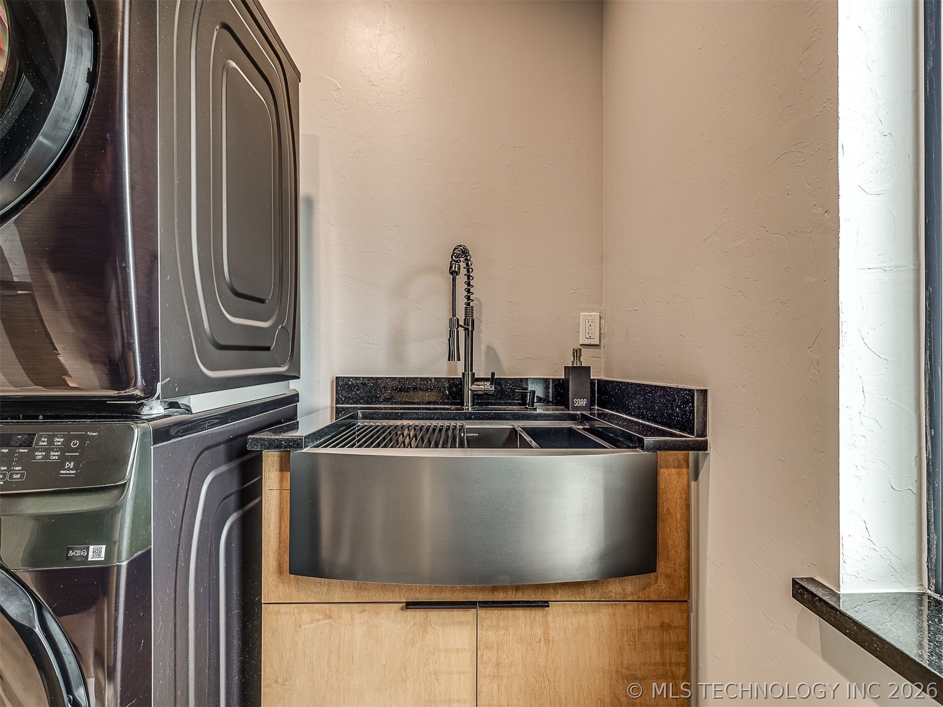 87 Rose Way Property Photo 33