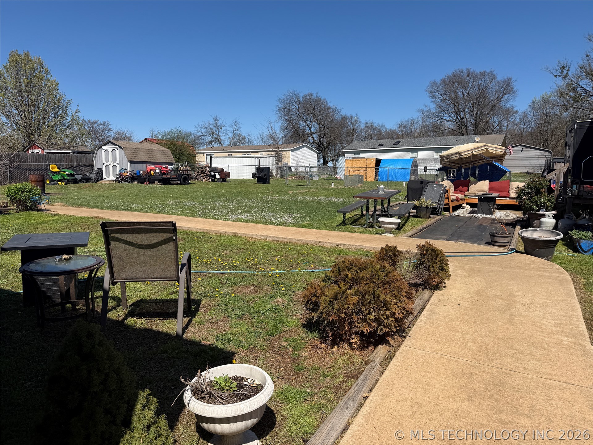 608 W Curtis Property Photo 8
