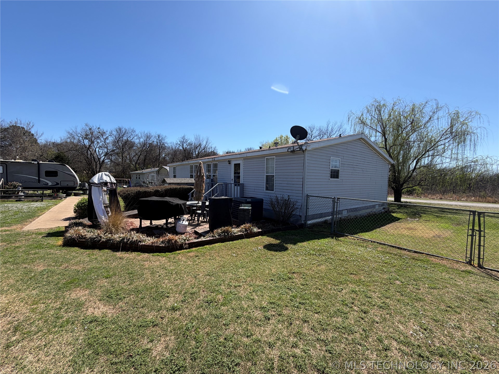 608 W Curtis Property Photo 11
