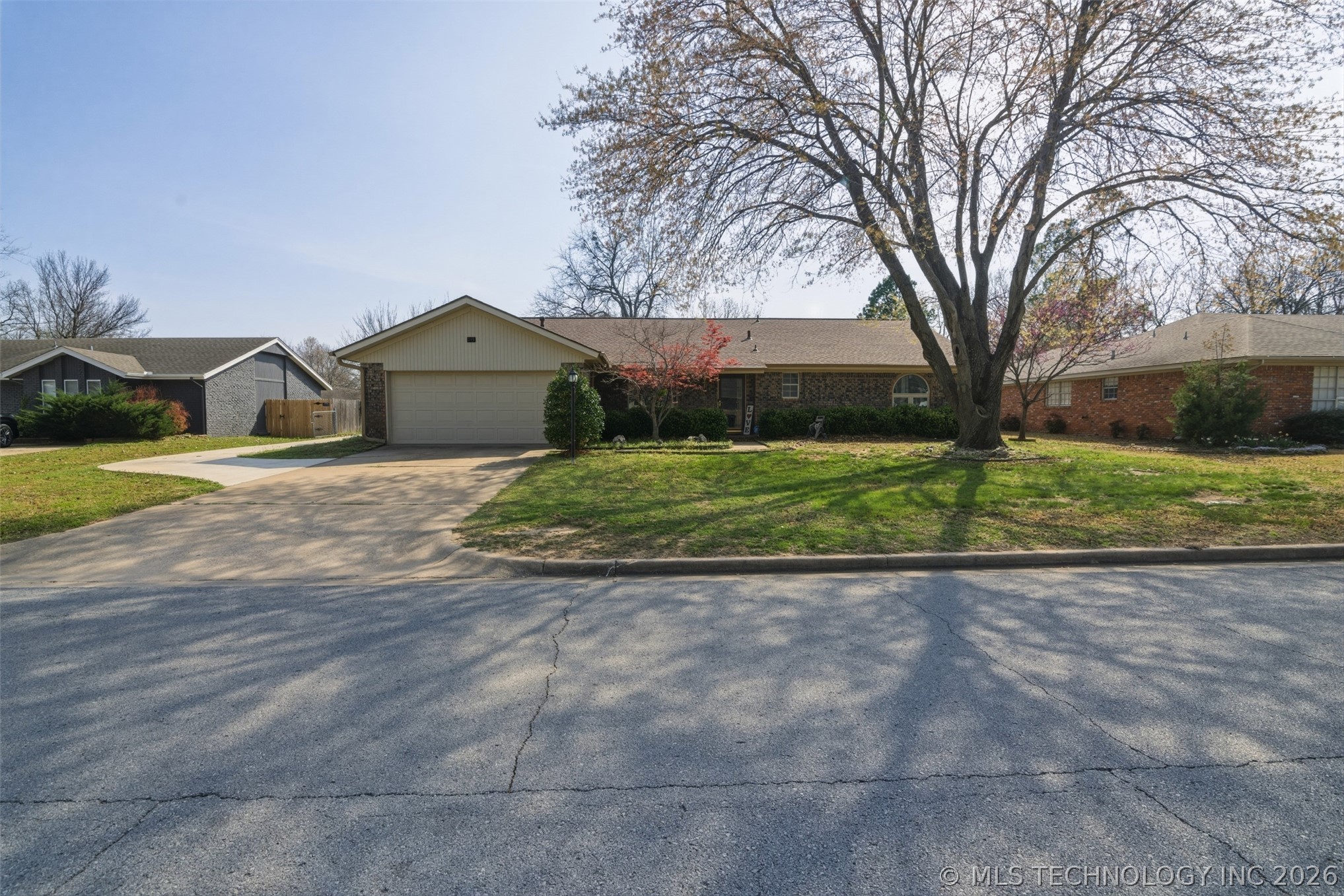 543 Meadowood Drive Property Photo 2