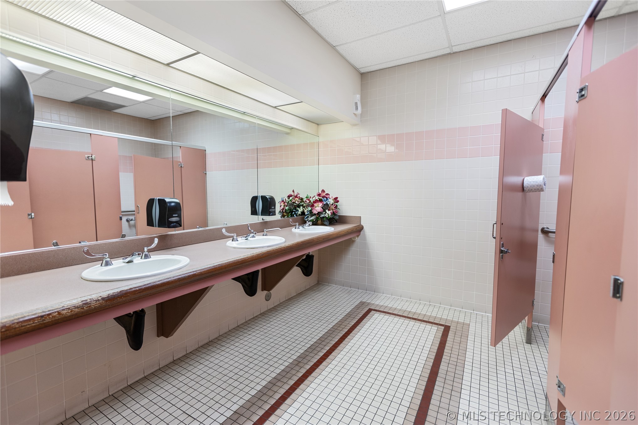 315 W Will Rogers Boulevard Property Photo 19