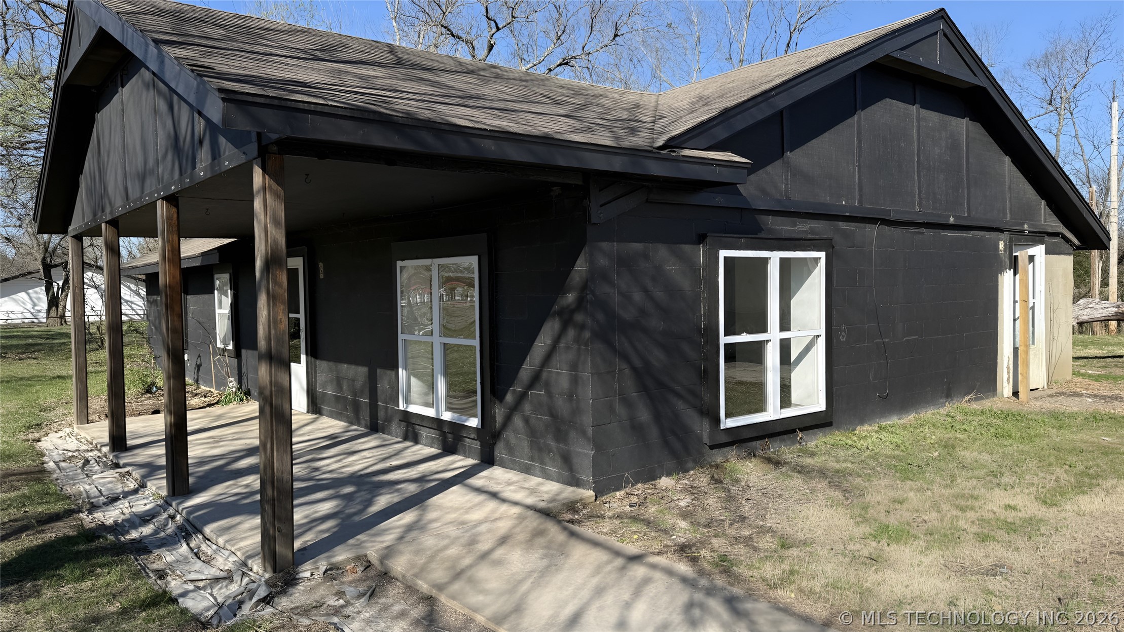 305 W Commercial Street Property Photo 1