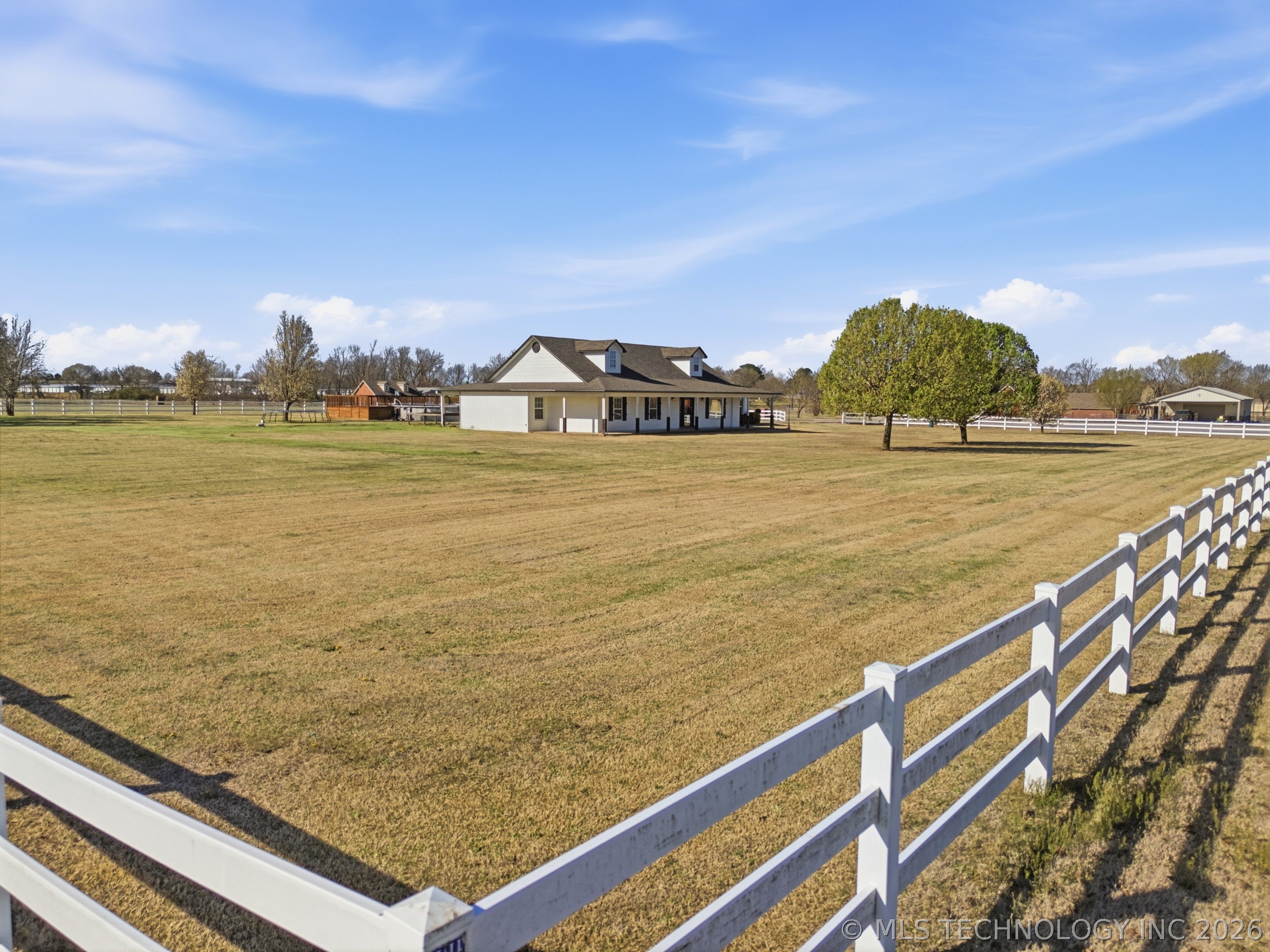16921 Elm Lane Property Photo 2