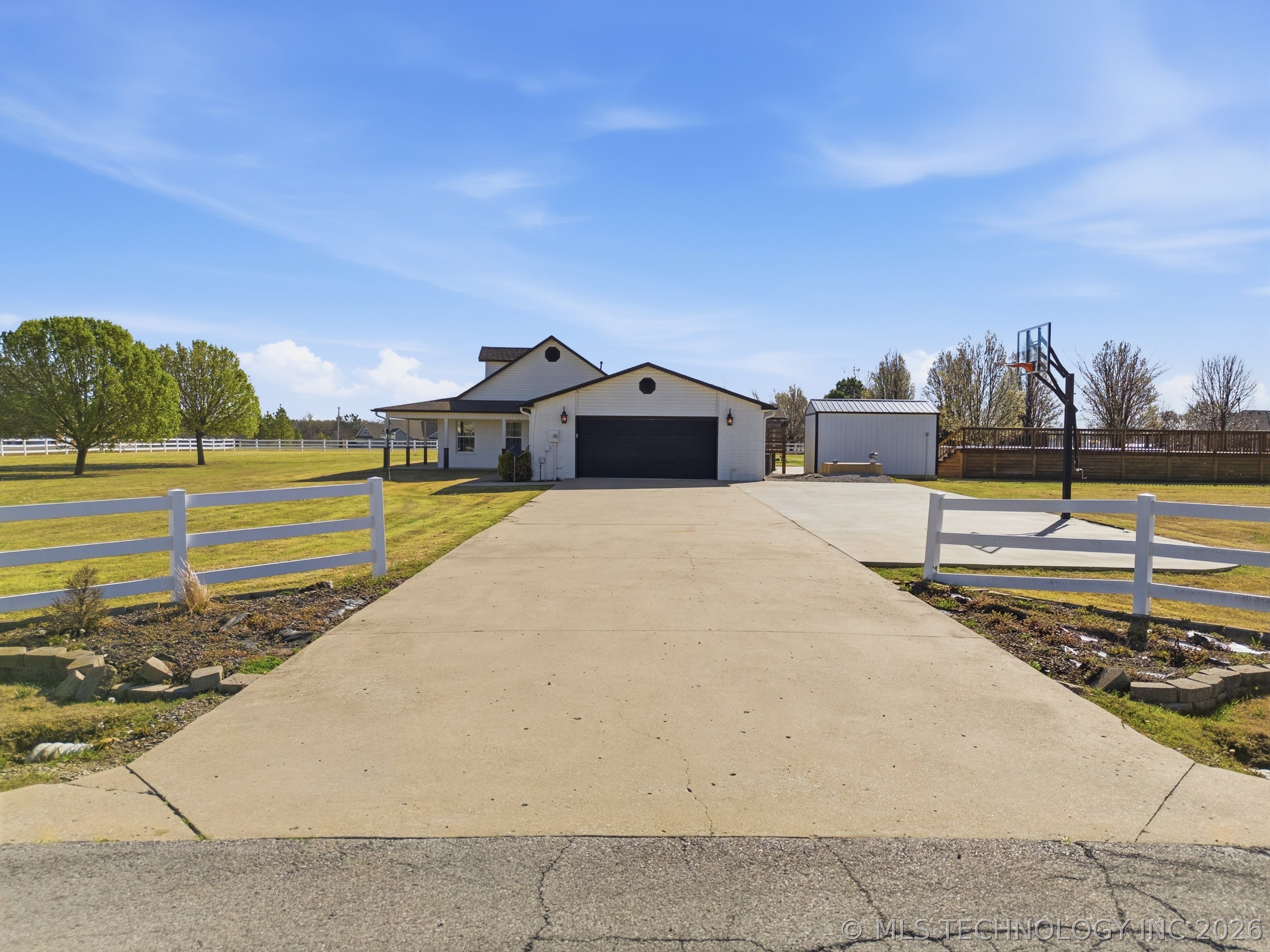 16921 Elm Lane Property Photo 3