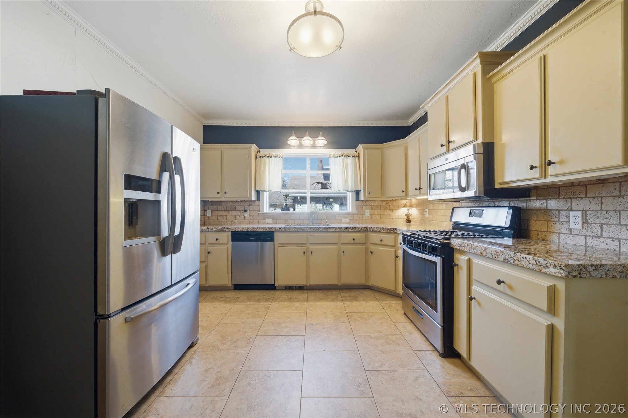 411 E 6th Street Property Photo 13