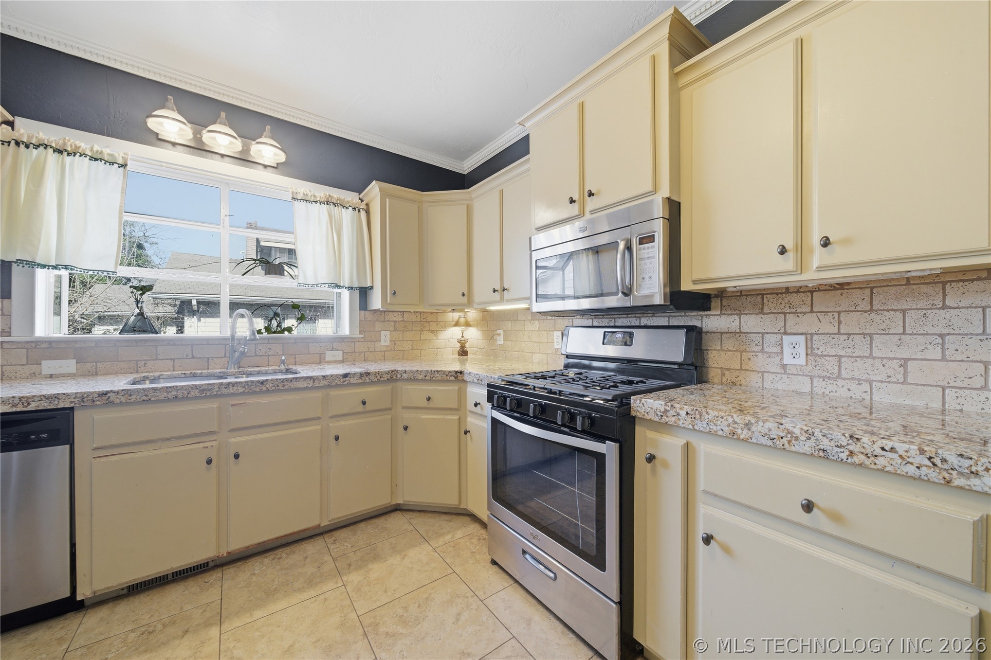 411 E 6th Street Property Photo 14