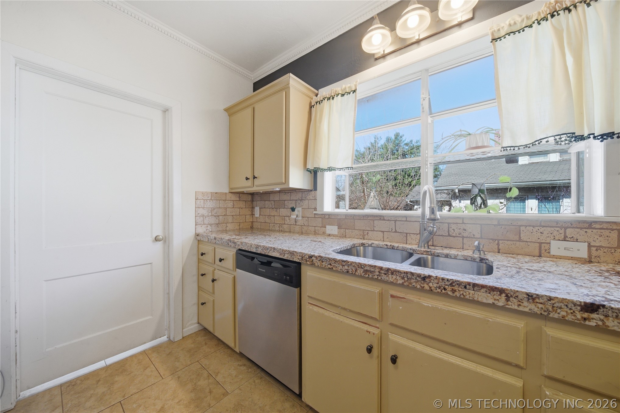 411 E 6th Street Property Photo 15