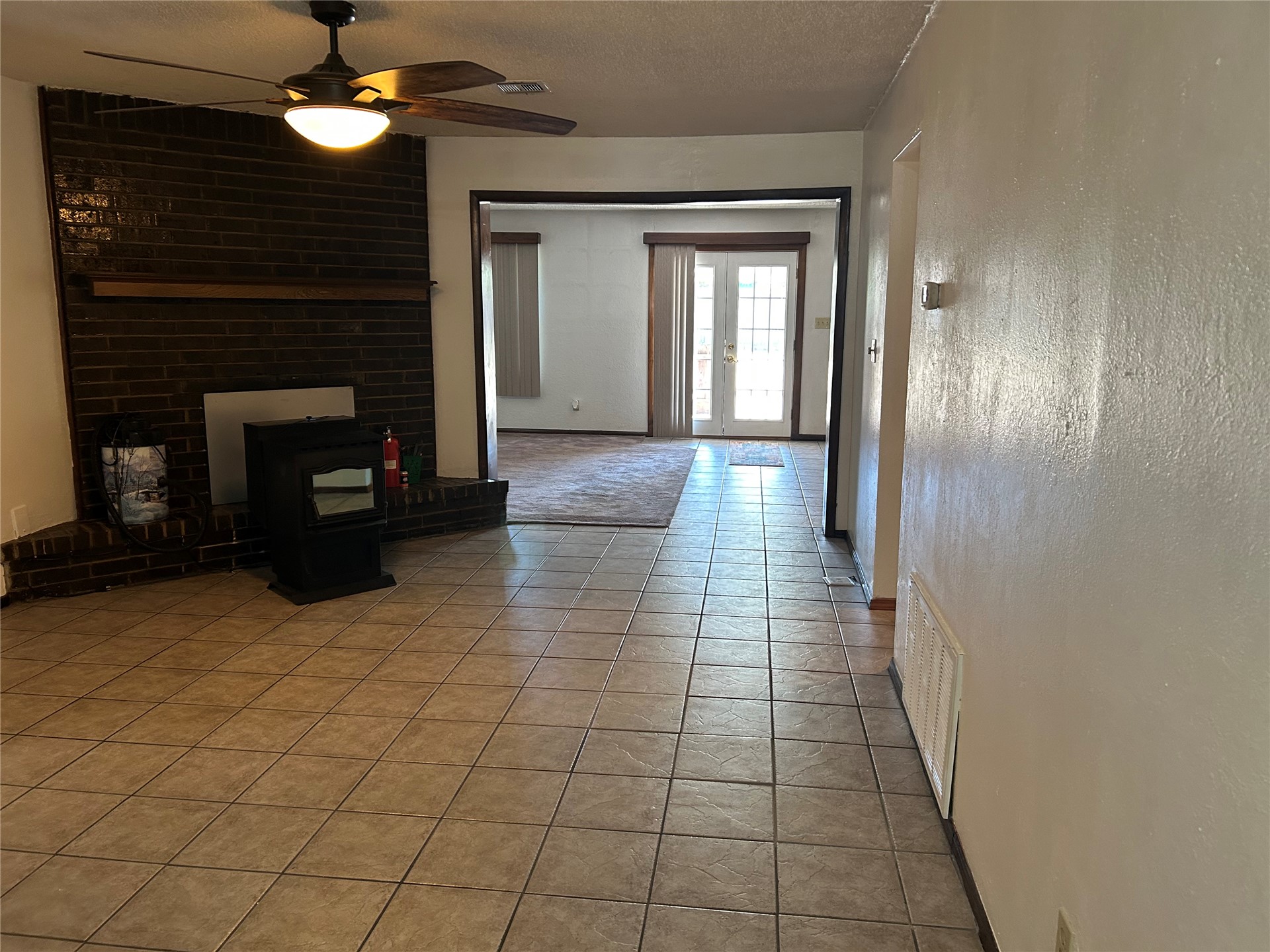 2408 Sarah Lane Property Photo 6