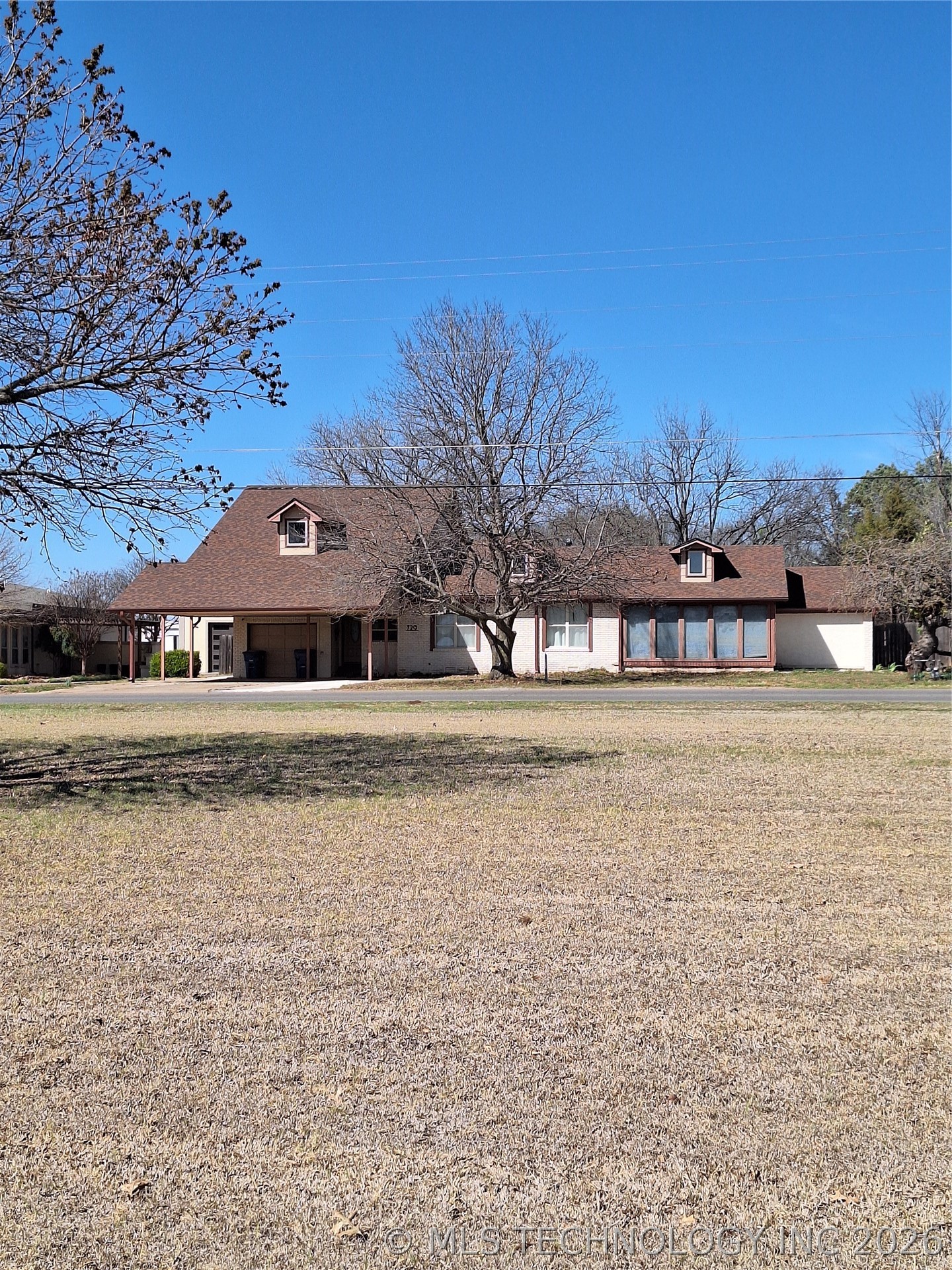 729 W Plato Road Property Photo 1