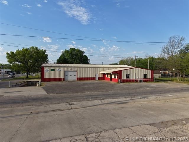 910 W 1st Street Property Photo 2