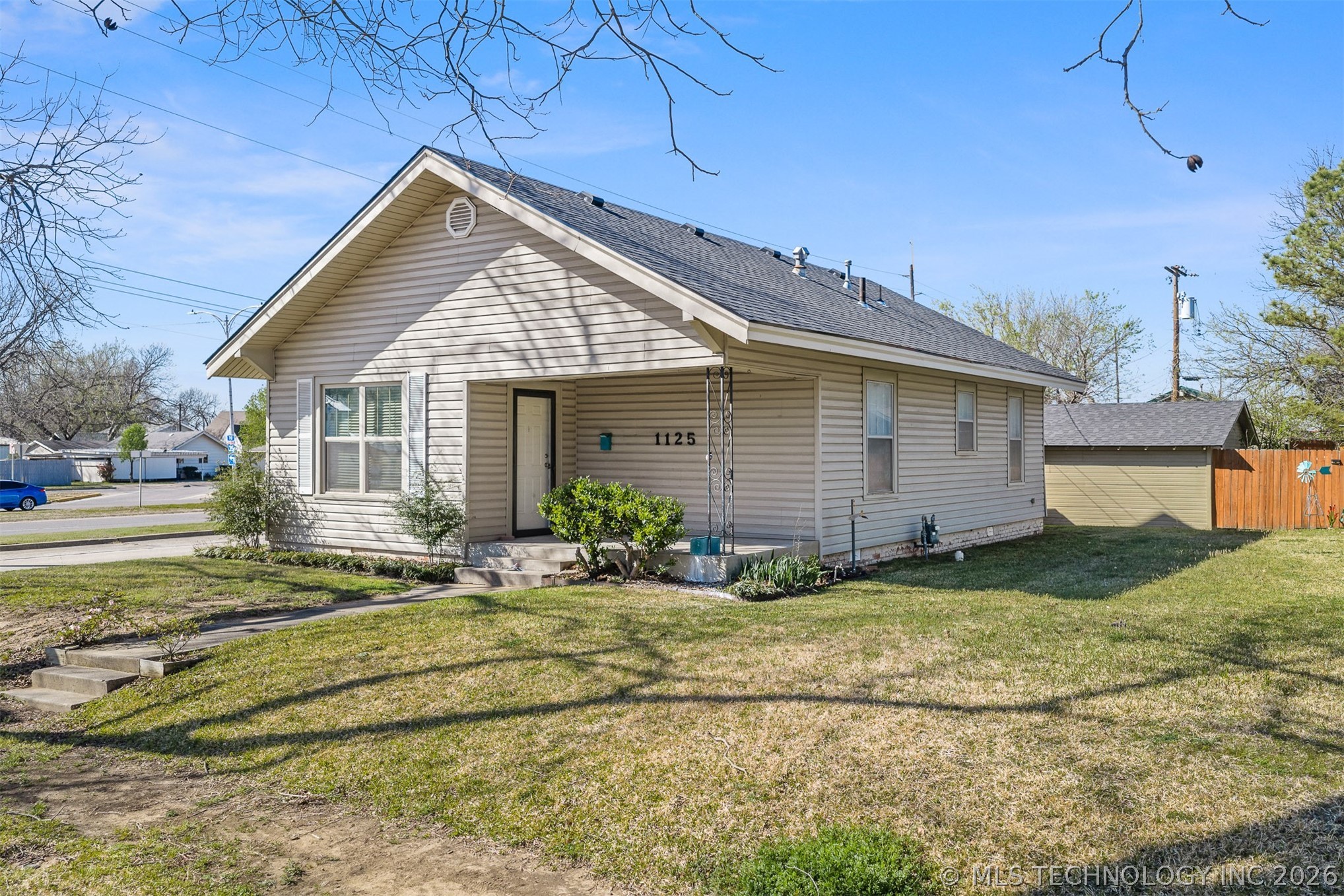 1125 Bixby Property Photo 2