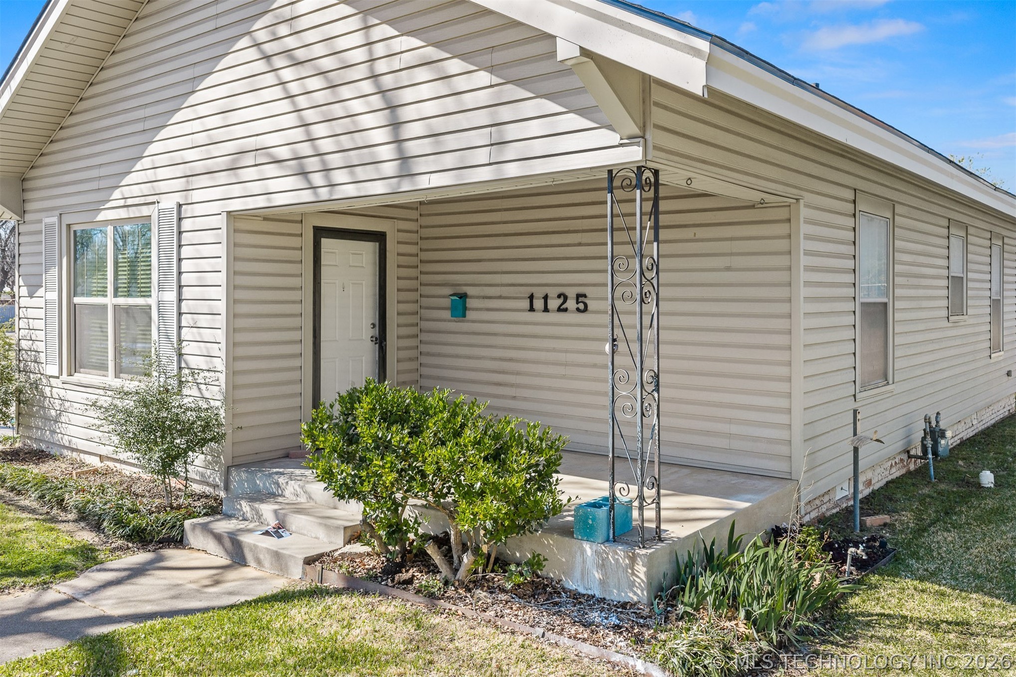 1125 Bixby Property Photo 3