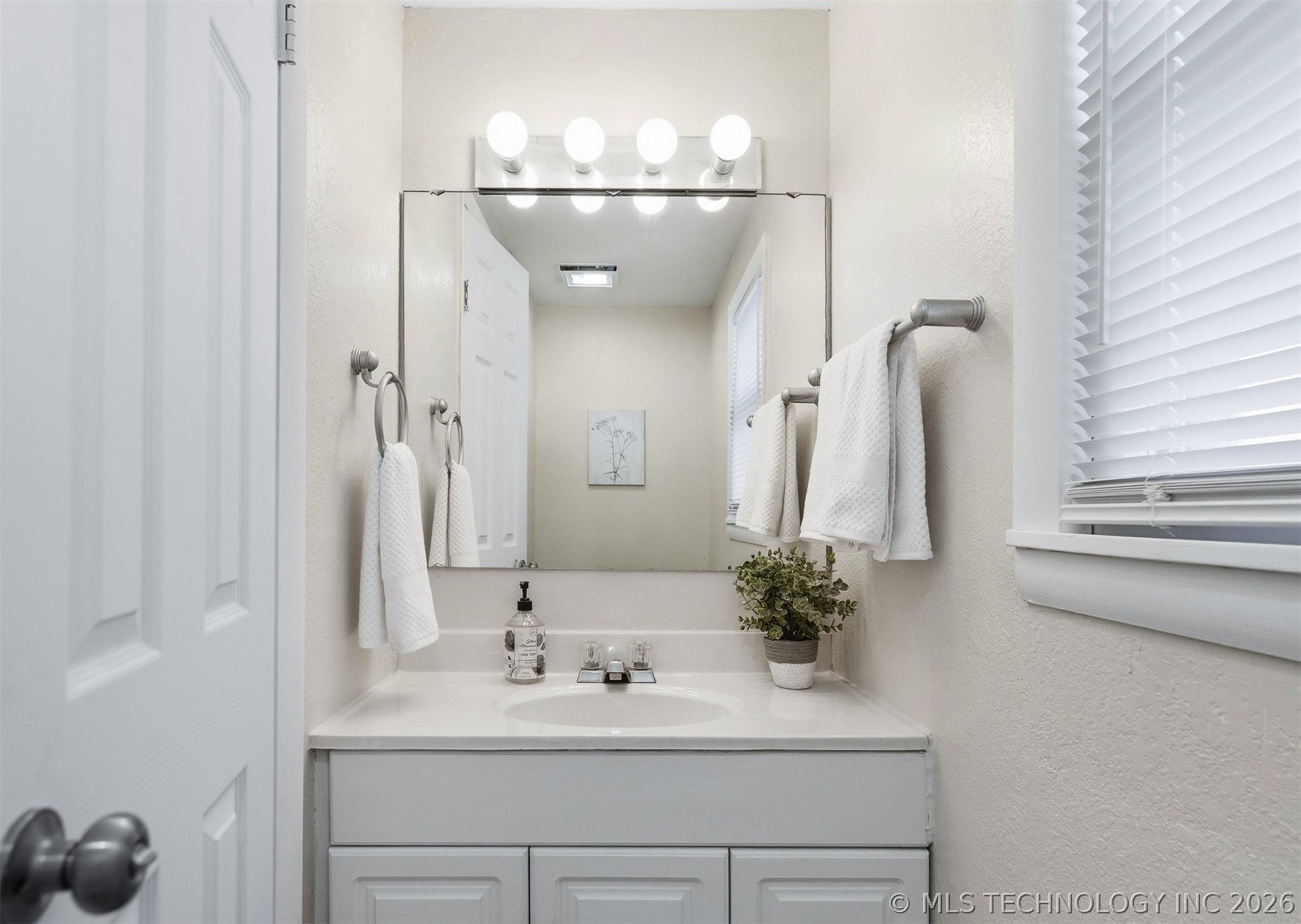 1125 Bixby Property Photo 18