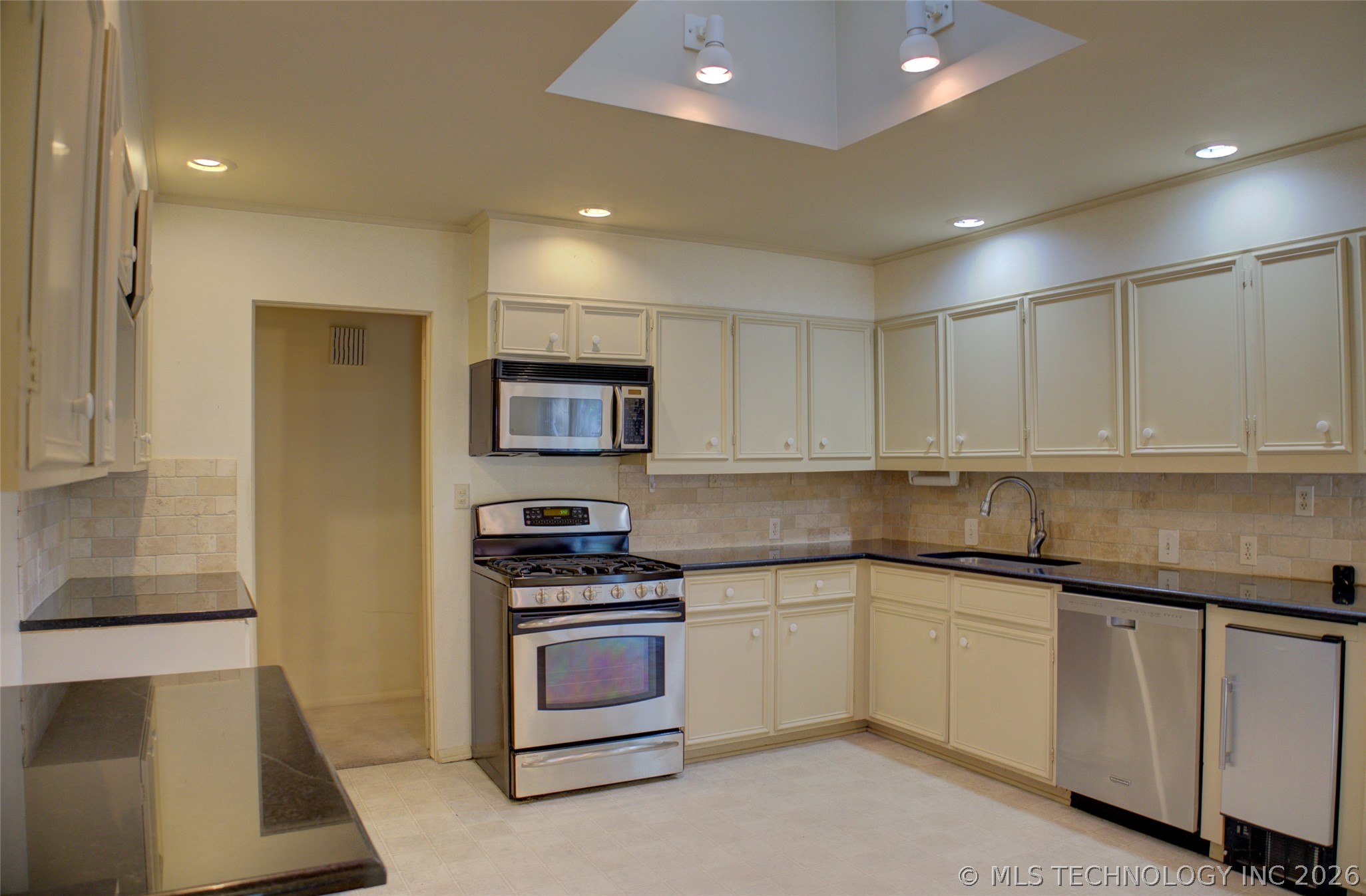 2112 E 59th Street B6 Property Photo 12