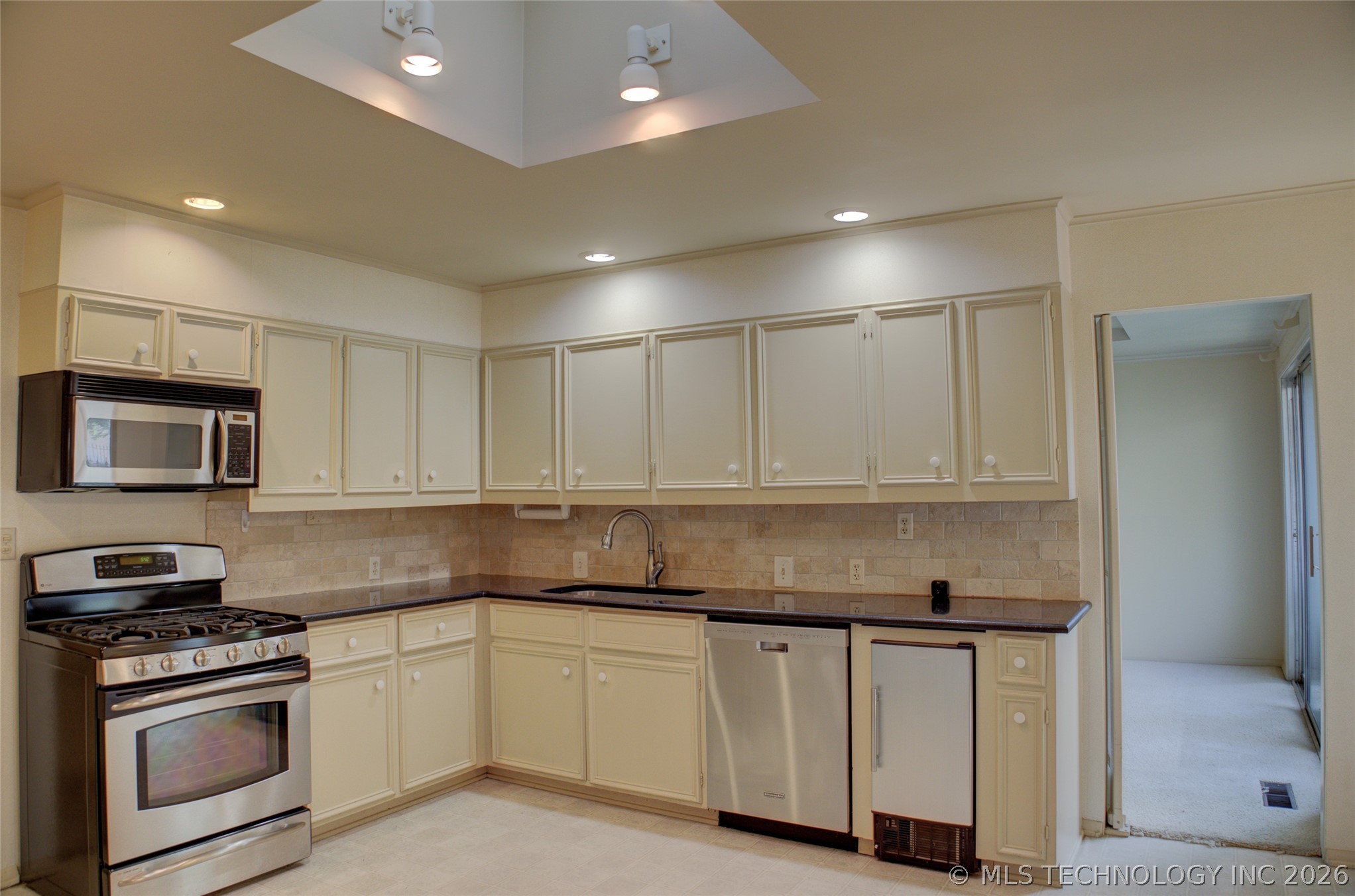 2112 E 59th Street B6 Property Photo 13
