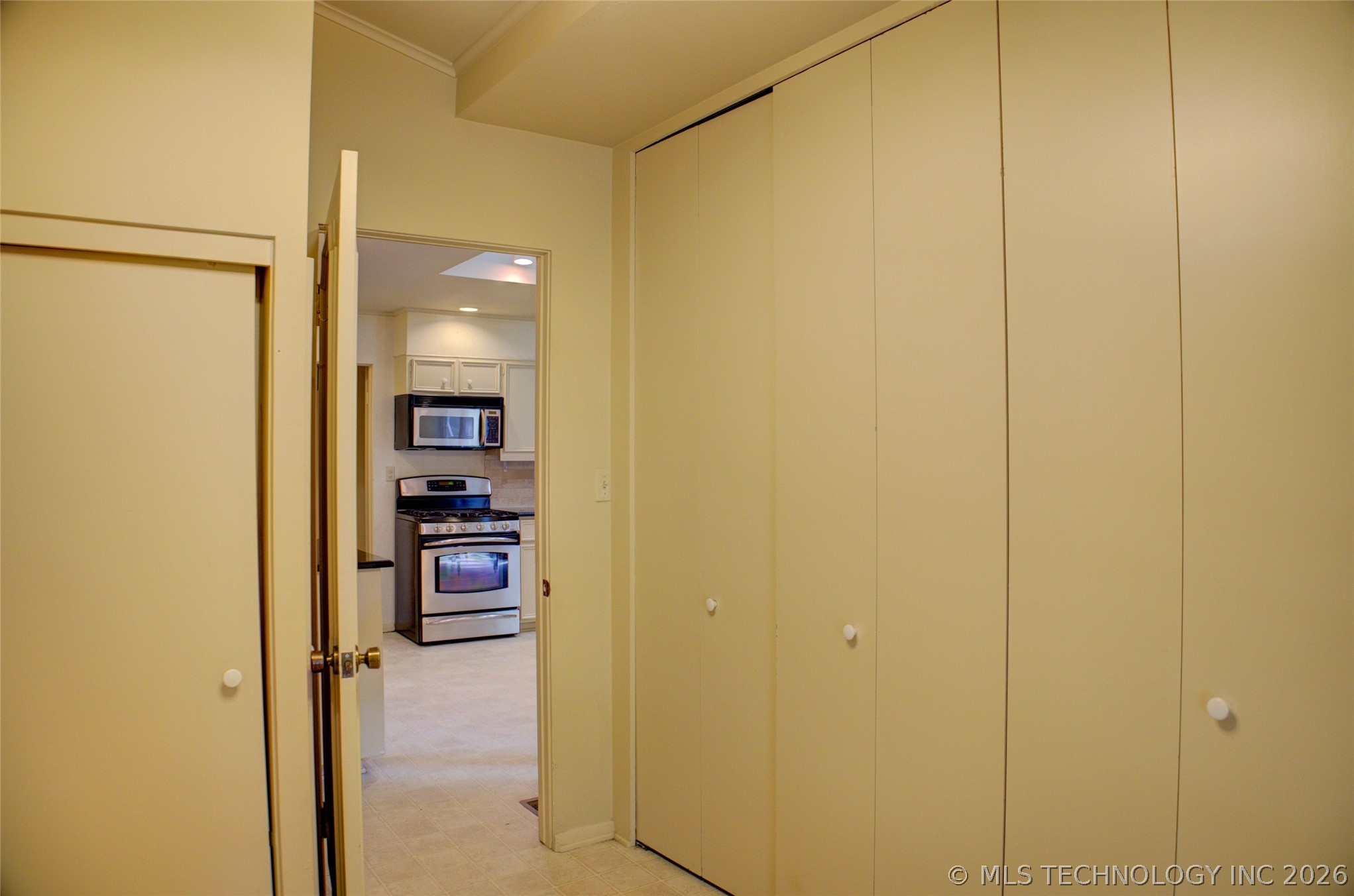2112 E 59th Street B6 Property Photo 28