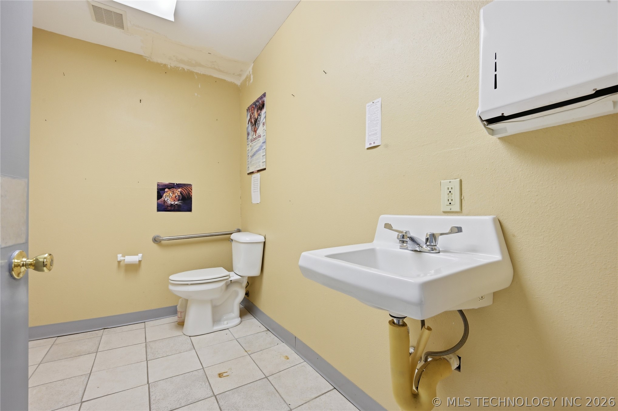 305 E Main Property Photo 9