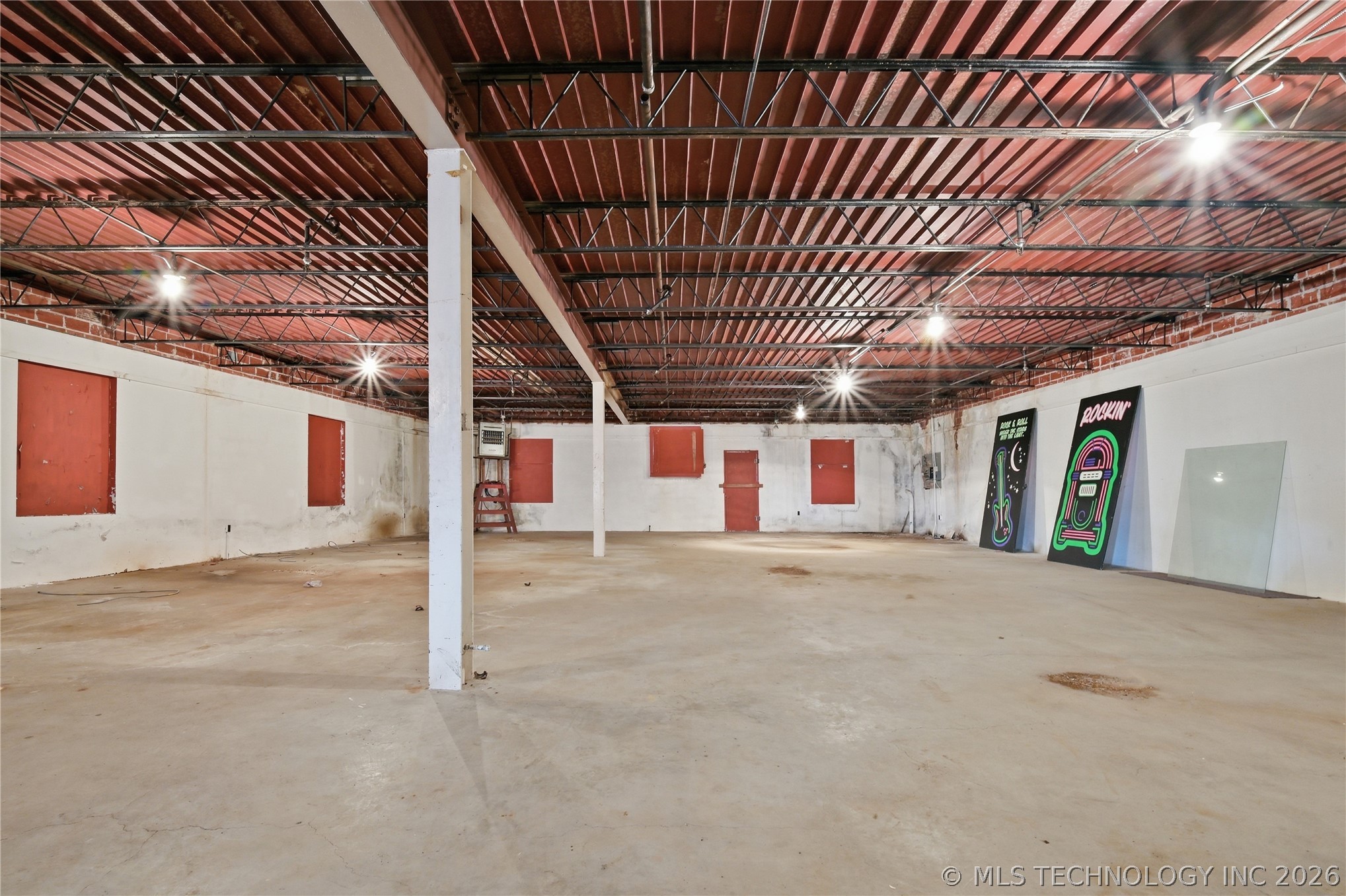305 E Main Property Photo 21